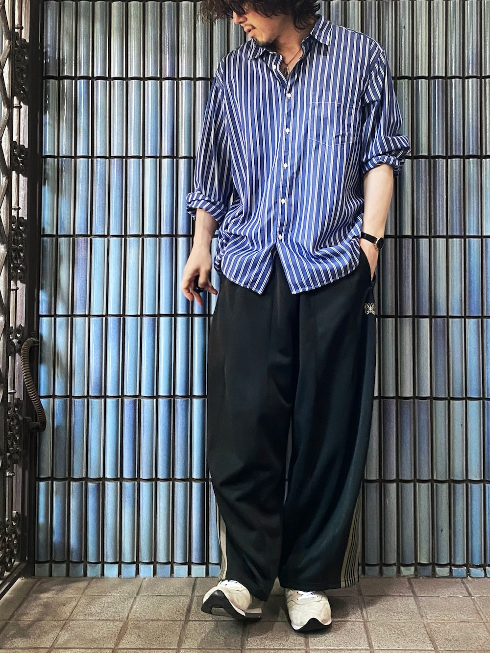 「ファッションを楽しもう、ストライプシャツ、ニードルズ、ニードルス、ニードルストラックパンツ、NEEDLES、needles トラックパンツ、Needles ニードルズ、trackpants、トラックパンツ、ラインパンツ、ヒザデルパンツ、ヒザデルトラック、ロンドンストライプ、スポーツミックス」｜「UNIQLOのエクストラファインコットンブロードストライプシャツ（レギュラーカラー・長袖）（シャツ/ブラウス、ブルー系）」を使った、KEITA(ΦωΦ)さん（メンズ・182cm）の秋コーディネートの4枚目の写真