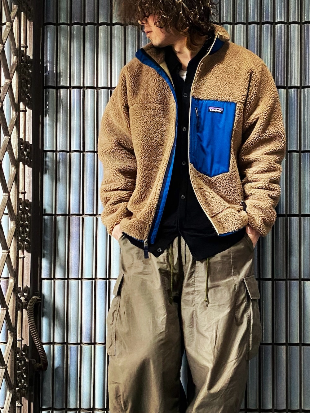 「冬を彩る色いろコーデ、patagonia、patagoniaのフリース、Patagoniaレトロx、パタゴニア、パタゴニアレトロX、レトロX、NEEDLES、ニードルス、ニードルズ、ヒザデルパンツ、ニットポロ、長袖ポロシャツ、カーゴパンツ、カーゴパンツコーデ」｜「patagoniaのメンズ・クラシック・レトロX・ジャケット（ブルゾン、ゴールド系）」を使った、KEITA(ΦωΦ)さん（メンズ・182cm）の冬コーディネートの2枚目の写真