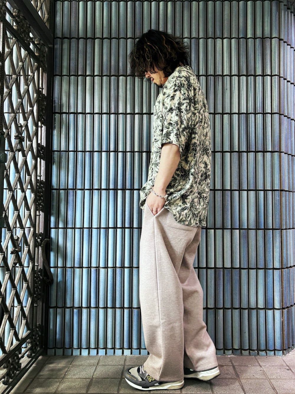 グレー系のスニーカー、グリーン系のシャツ/ブラウス、ベージュ系のスウェットパンツを着用したメンズの春コーディネートの4枚目の写真