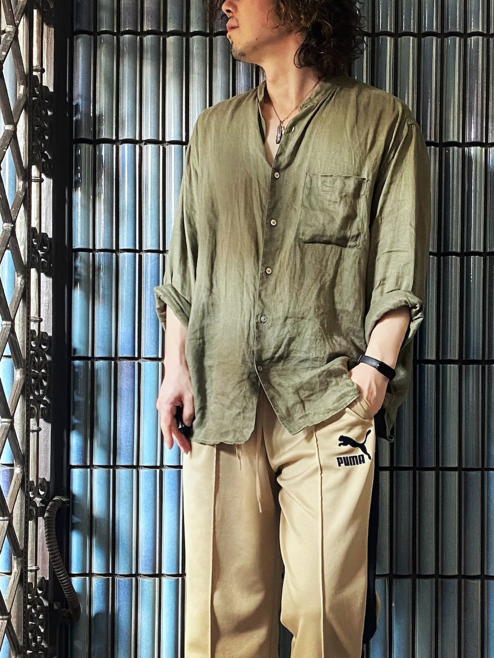 「アウトドアスタイル、秋っぽコーデ更新中、カーキ、PUMA、トラックパンツ、トラックパンツコーデ、リネンシャツ、秋服、大人コーデ、シャツスタイル、ユニクロ、ユニクロコーデ、オーバーサイズシャツ、sublime、ラインパンツ」｜「UNIQLOのプレミアムリネンスタンドカラーシャツ(長袖)（シャツ/ブラウス、グリーン系）」を使った、KEITA(ΦωΦ)さん（メンズ・182cm）の秋コーディネートの2枚目の写真
