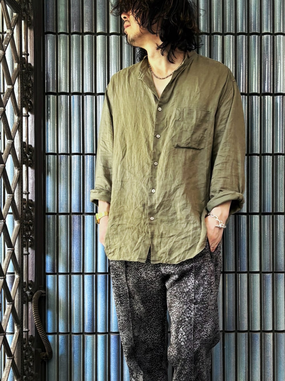 ブラック系のサンダル、グリーン系のシャツ/ブラウス、グレー系のその他パンツを着用したメンズの夏コーディネートの2枚目の写真