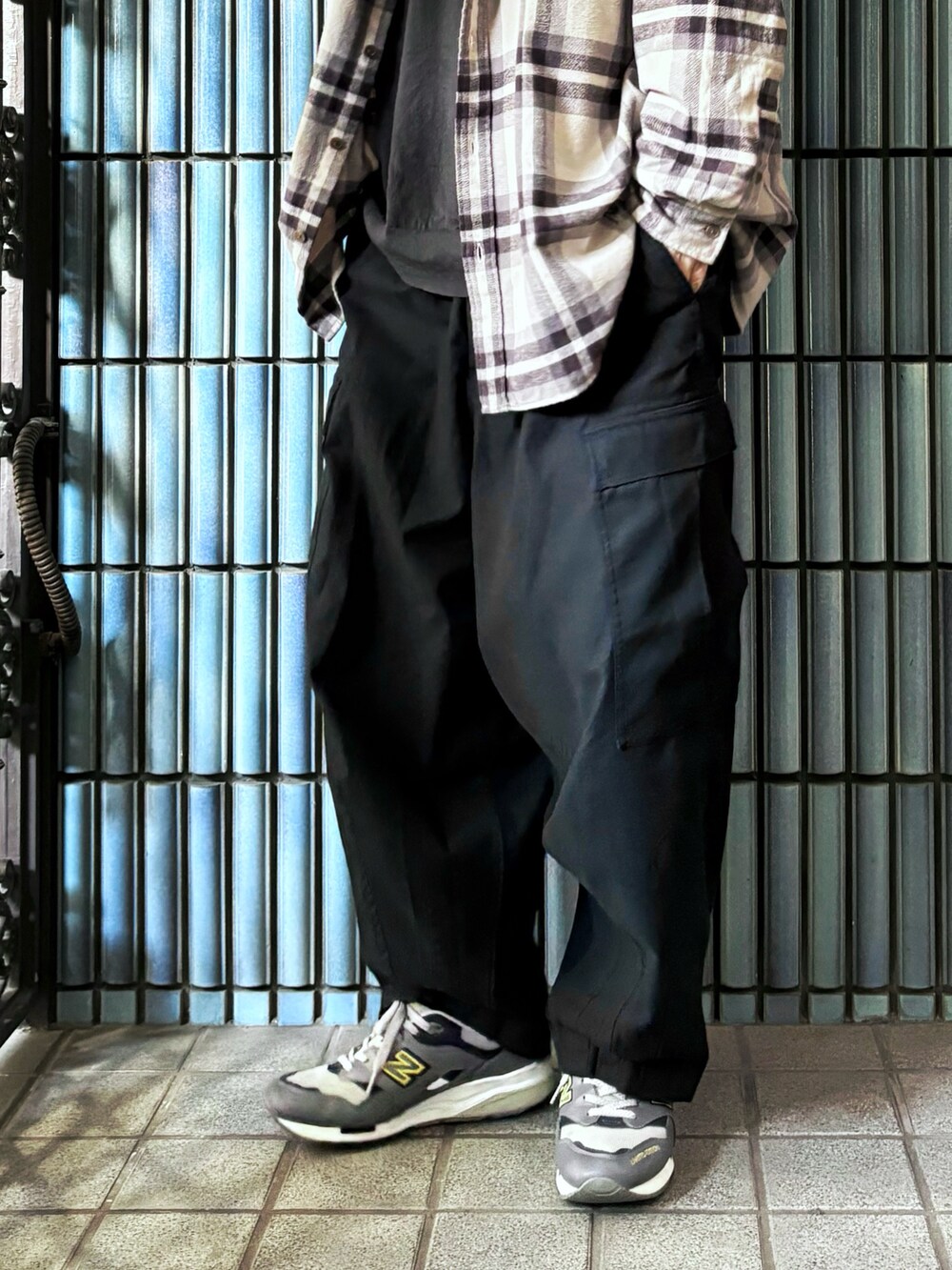 「チェックシャツ、柄シャツ、ネルシャツ、ネルシャツチェック、カーゴパンツ、カーゴパンツコーデ、JW Anderson x UNIQLO、UNIQLO JW ANDERSON、ユニクロコーデ、フリークスストア、フリークスストア(FREAK'S STORE)、FREAK’S STORE、長袖ポロシャツ、ミリタリーコーデ、淡色コーデ」|「UNIQLOのフランネルシャツ/チェック(シャツ/ブラウス、グレー系)」を使った、KEITA(ΦωΦ)さん(メンズ・182cm)の冬コーディネートの3枚目の写真