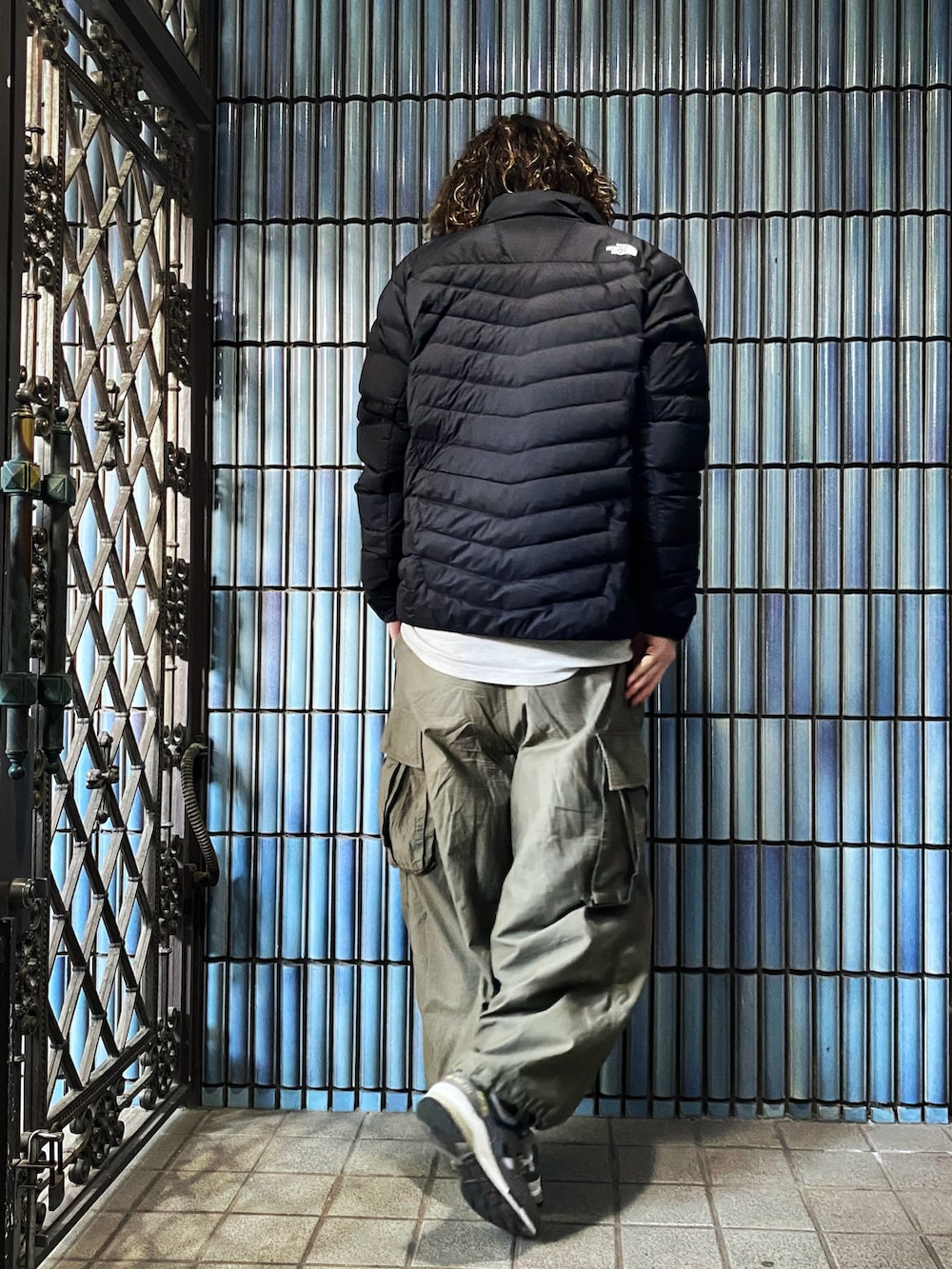 「冬を彩る色いろコーデ、サンダージャケット、ノースフェイス、THE NORTH FACE、NEEDLES、ニードルス、ニードルズ、ヒザデルパンツ、カーゴパンツ、カーゴパンツコーデ、インナーダウン、カーキ、カーキパンツ、モノマート、MONO-MART」|「THE NORTH FACEのThunder Jacket(ダウンジャケット/コート、ブラック系)」を使った、KEITA(ΦωΦ)さん(メンズ・182cm)の冬コーディネートの4枚目の写真