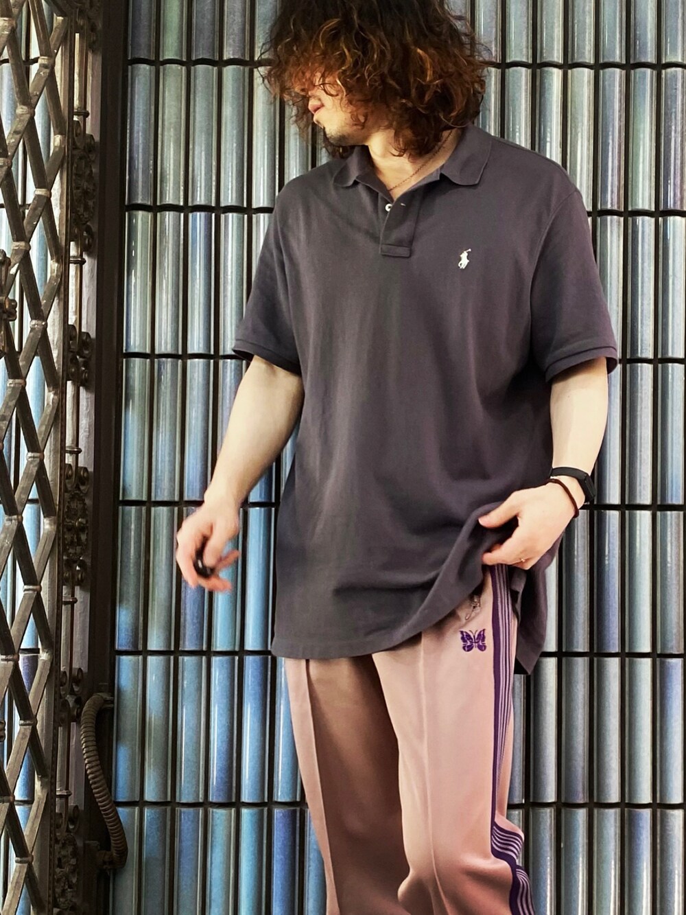 「ポロシャツ、ポロシャツコーデ、ポロラルフローレン、ラルフローレン、Polo Ralph Lauren、NEEDLES、needles トラックパンツ、ニードルズ、ニードルス、トラックパンツ、ラインパンツ、ジャージ、ジャージーパンツ、oofos、スポーツミックス」|「POLO RALPH LAURENのカスタム スリム フィット メッシュ ポロシャツ(ポロシャツ、グレー系)」を使った、KEITA(ΦωΦ)さん(メンズ・182cm)の夏コーディネートの2枚目の写真