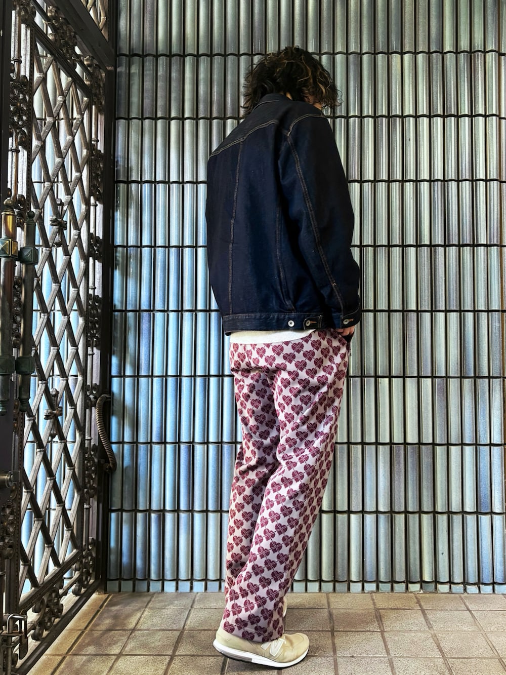 ブルー系のデニムジャケット、グレー系のスニーカー、ピンク系のその他パンツを着用したメンズの冬コーディネートの4枚目の写真