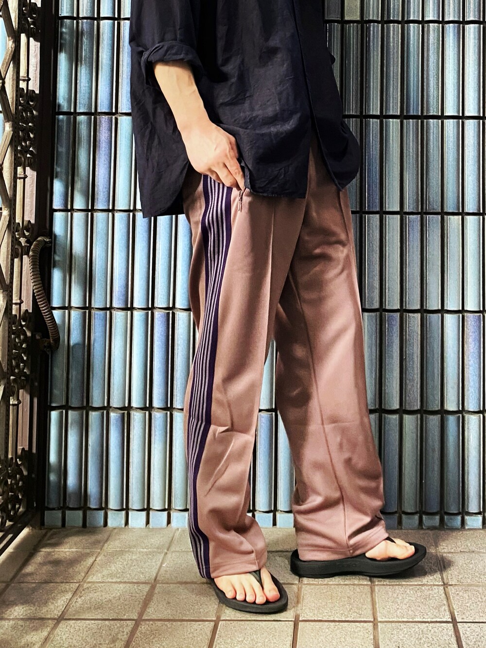 ブルー系のシャツ/ブラウス、ベージュ系のその他パンツ、ブラック系のサンダルを着用したメンズの夏コーディネートの3枚目の写真