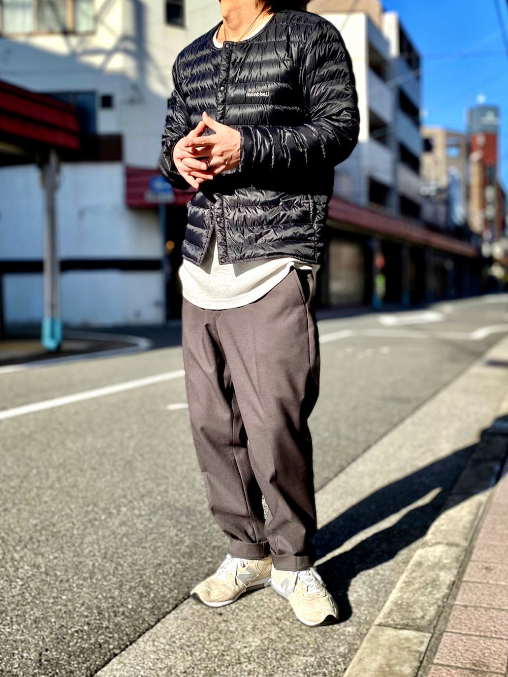 「mont-bell、モンベル、スペリオダウン、インナーダウン、ユニクロ、ユニクロU、MONO-MART、モノマート、996、ニューバランス996、New Balance、newbalance996、アウトドアスタイル、モノトーン、モノトーンコーデ」｜「mont-bellのMONT-BELL / モンベル : スペリオダウンラウンド ネックジャケット #（ダウンジャケット/コート、ブラック系）」を使った、KEITA(ΦωΦ)さん（メンズ・182cm）の冬コーディネートの2枚目の写真