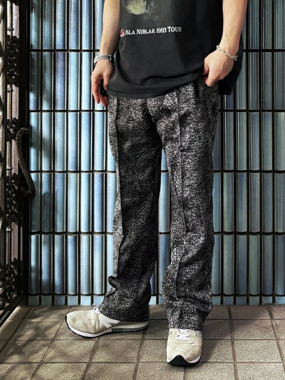 グレー系のスニーカー、ブラック系のTシャツ/カットソー、グレー系のその他パンツを着用したメンズの夏コーディネートの3枚目の写真
