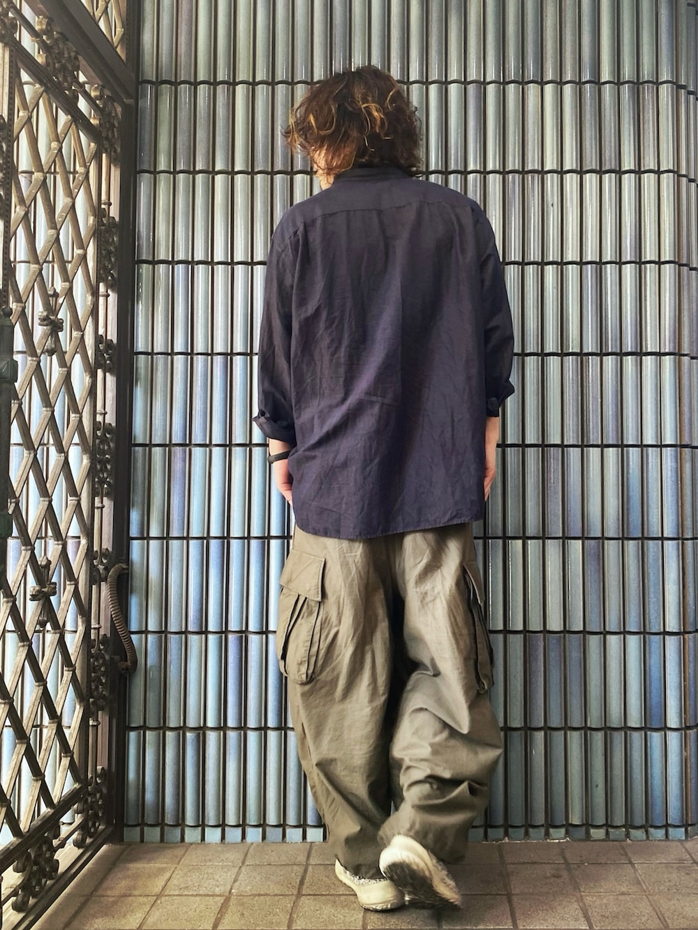「シンプルコーデ、古着MIX、リネンシャツ、NEEDLES、Needles ニードルズ、ニードルス、ニードルズ、ヒザデルパンツ、カーゴパンツ、カーゴパンツコーデ、ネイビー×カーキ、シャツスタイル、ミリタリーパンツ、ミリタリー、ミリタリーコーデ」｜「UNIQLOのリネンコットンスタンドカラーシャツ（長袖）（シャツ/ブラウス、ブルー系）」を使った、KEITA(ΦωΦ)さん（メンズ・182cm）の春コーディネートの4枚目の写真