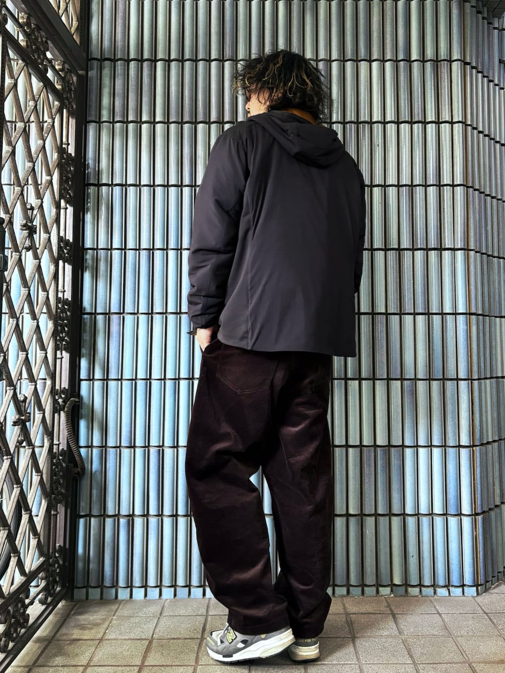 グレー系のスニーカー、ホワイト系のスウェット、ブラック系のダウンジャケット/コートを着用したメンズの冬コーディネートの4枚目の写真