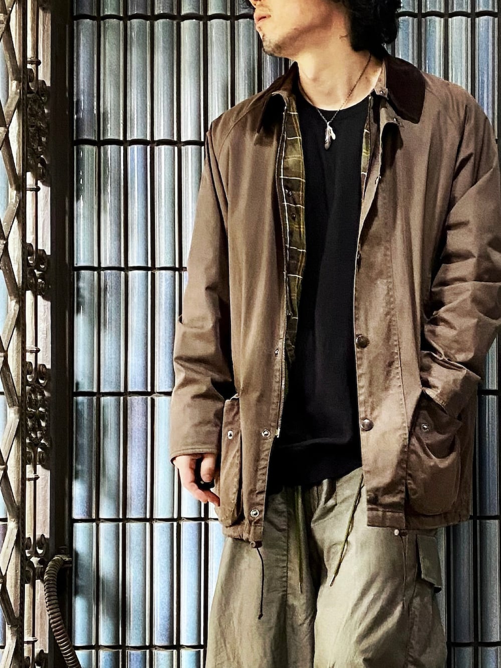 「未来のWEARISTAプロジェクト、バブアー、barbour、ハンティングジャケット、ニードルス、ニードルズ、ヒザデルパンツ、カーゴパンツ、カーゴパンツコーデ、エクストラファインメリノ、ミリタリー、ミリタリージャケット、ビューフォート、ビデイル、Beaufort」｜「Barbourのアイテム（ステンカラーコート、ブラウン系）」を使った、KEITA(ΦωΦ)さん（メンズ・182cm）の冬コーディネートの2枚目の写真
