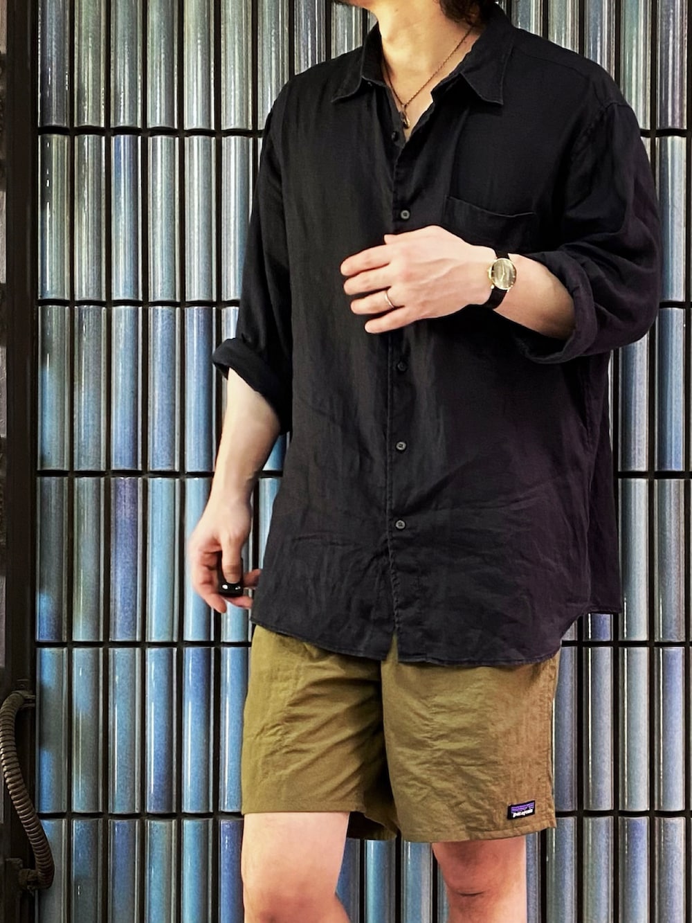 「パタゴニア、patagonia、Patagonia / バギーズ ショーツ、バギーズショーツ、バギーズロング、ハーフパンツ、ハーフパンツコーデ、ショートパンツ、ショーツ、ショーツスタイル、teva、アウトドアスタイル、フェススタイル、半ズボン、半パン」|「UNIQLOのプレミアムリネンシャツ(長袖)(シャツ/ブラウス、ブラック系)」を使った、KEITA(ΦωΦ)さん(メンズ・182cm)の秋コーディネートの2枚目の写真