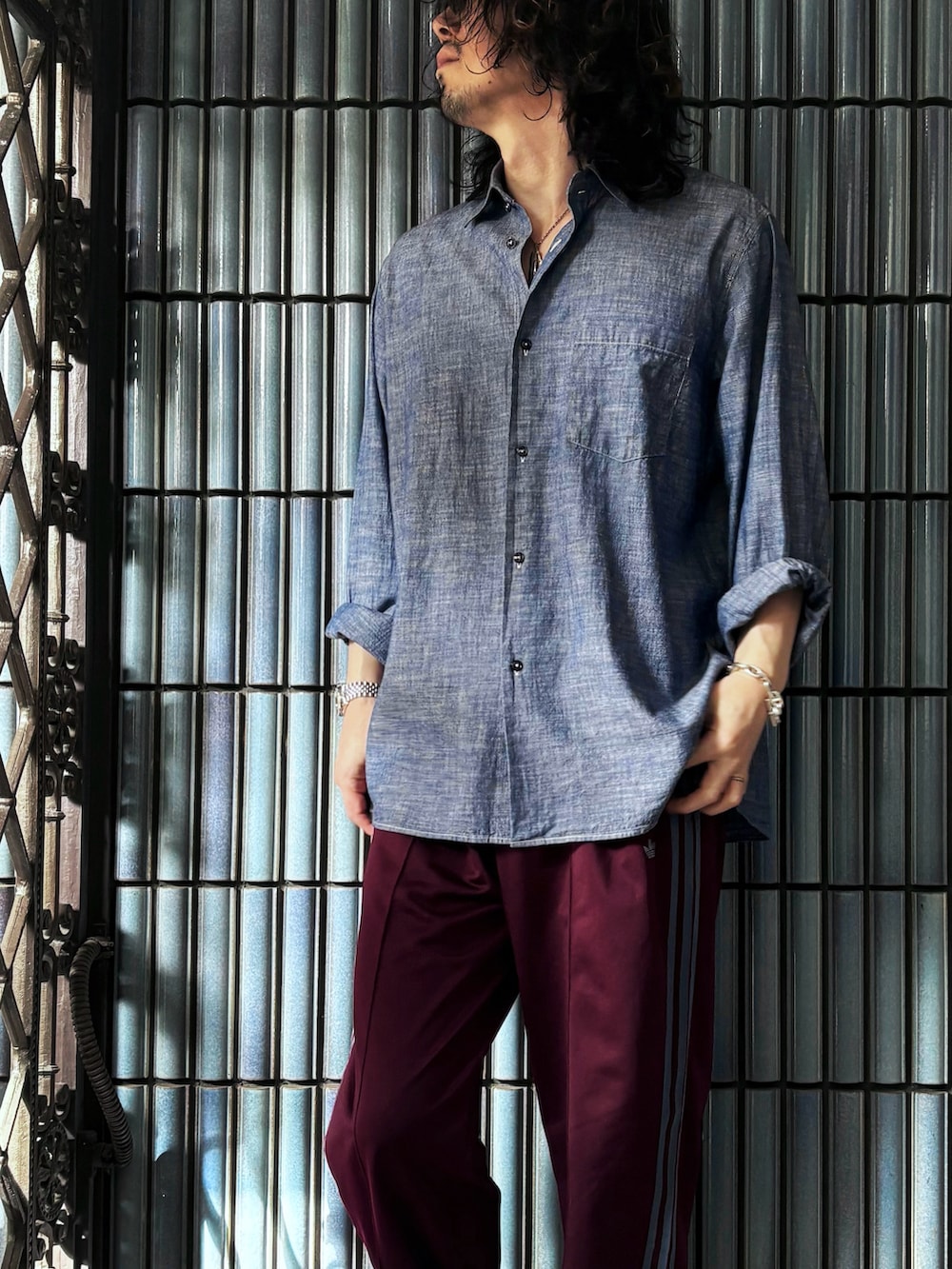 ブルー系のシャツ/ブラウス、ベージュ系のサンダル、レッド系のその他パンツを着用したメンズの秋コーディネートの2枚目の写真