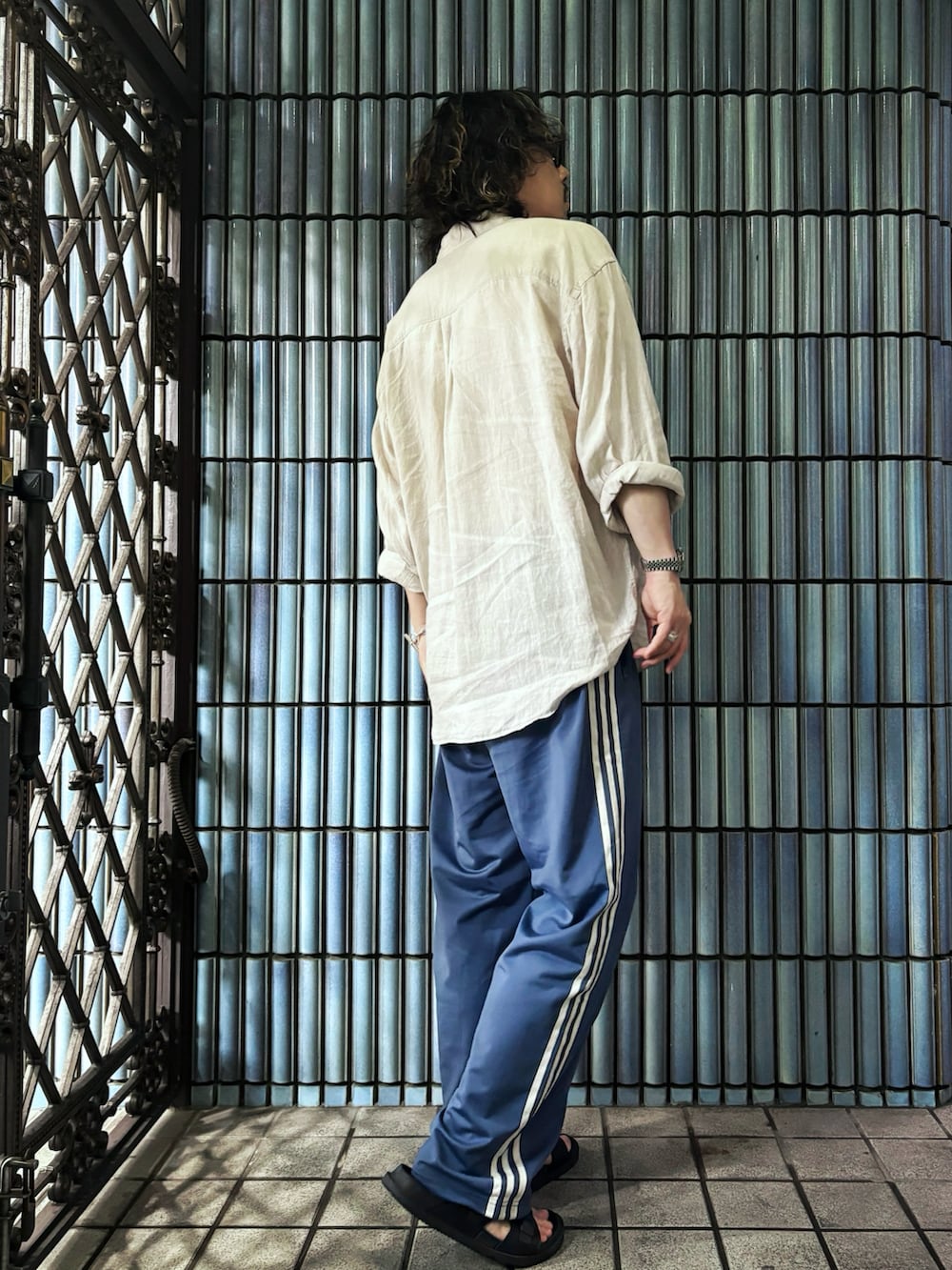 ベージュ系のシャツ/ブラウス、ブルー系のスウェットパンツ、ブラック系のサンダルを着用したメンズの夏コーディネートの4枚目の写真