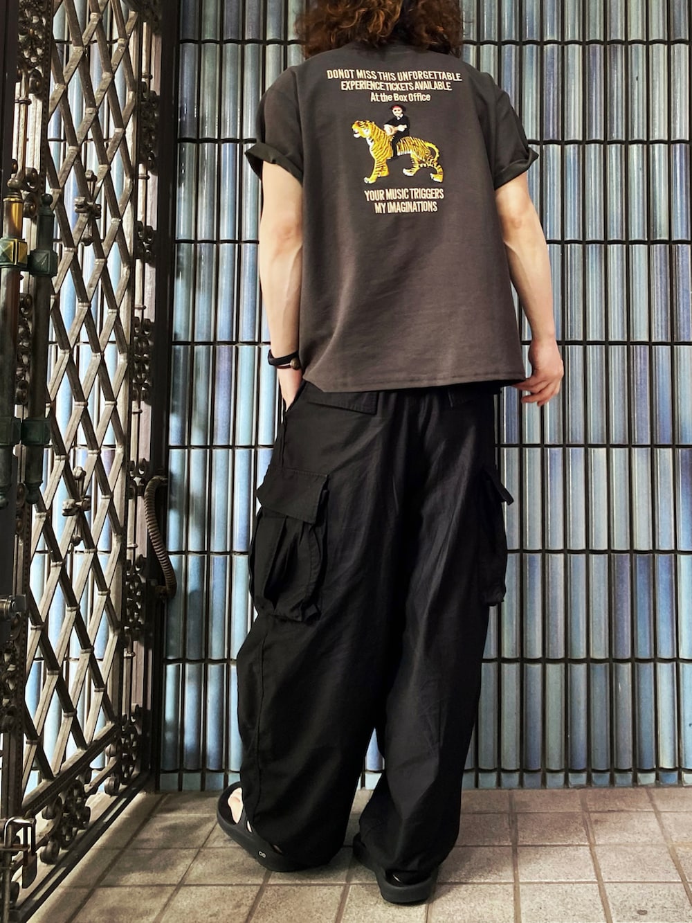 「夏コーデ、ニードルズ、ニードルス、NEEDLES、ヒザデルパンツ、カーゴパンツ、カーゴパンツコーデ、ワイドカーゴパンツ、oofos、ウーフォス、刺繍トップス、モノトーン、リカバリーサンダル、サンダル、夏だ！Tシャツ着よう！」｜「CHANGE WELLのアイテム（Tシャツ/カットソー、グレー系）」を使った、KEITA(ΦωΦ)さん（メンズ・182cm）の夏コーディネートの4枚目の写真
