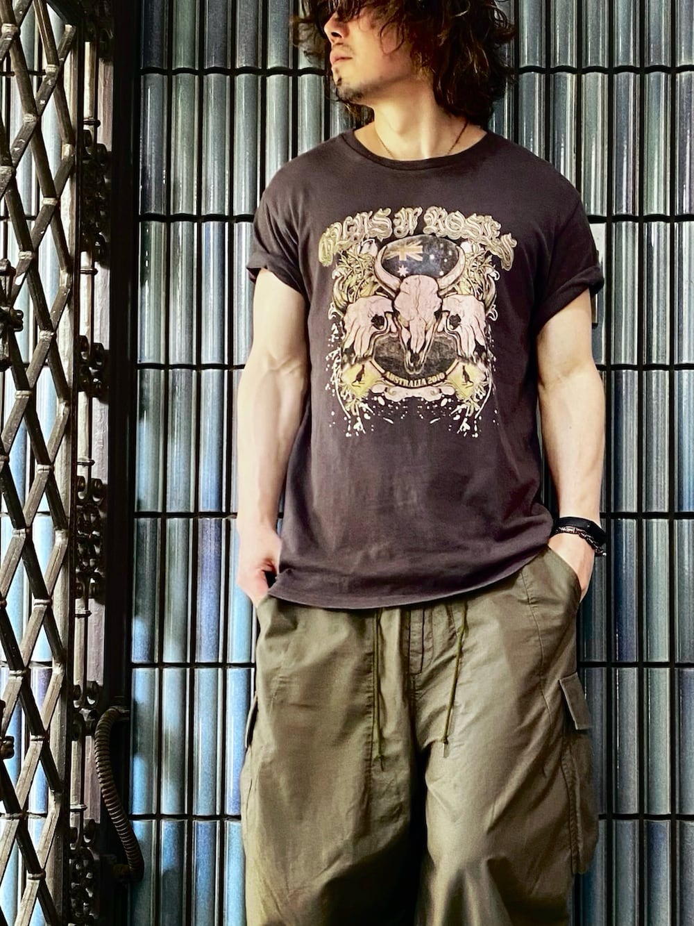 「フェススタイル、古着MIX、夏コーデ、テーマパークコーデ、さらっと晴れやかスナップ、LAST LIBERTY、GUNS N' ROSES、ガンズアンドローゼズ、バンドT、NEEDLES、ニードルス、ニードルズ、ヒザデルパンツ、カーゴパンツ、カーゴパンツコーデ」｜「LAST LIBERTYのLAST LIBERTY/GUNS N`ROSES Tee3（Tシャツ/カットソー、ブラック系）」を使った、KEITA(ΦωΦ)さん（メンズ・182cm）の夏コーディネートの2枚目の写真
