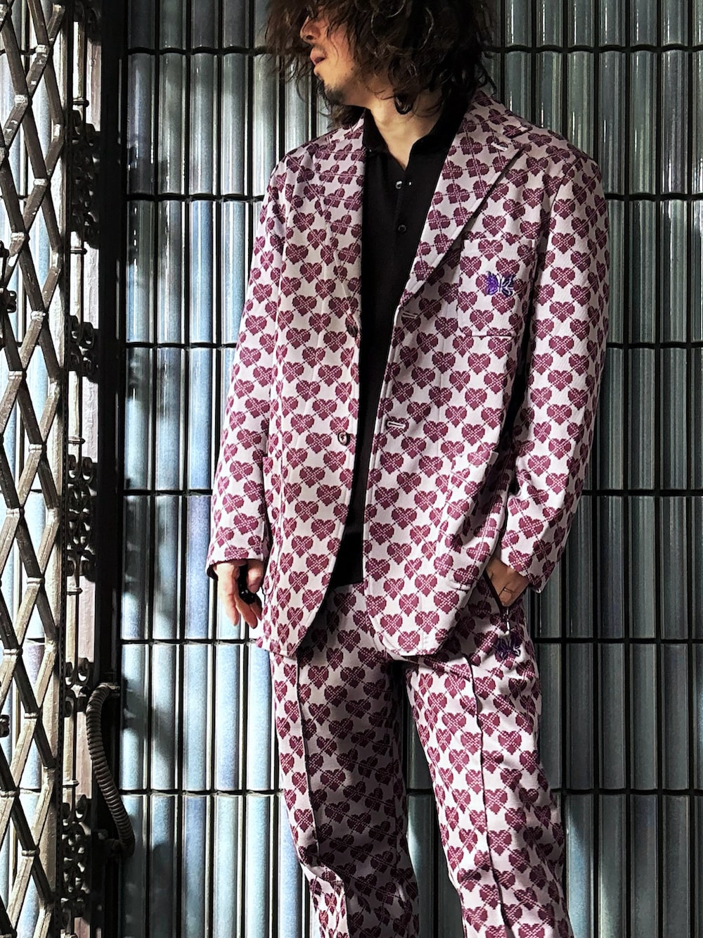 「チョコ色に染まれ、ハート柄、セットアップ、セットアップスタイル、NEEDLES、needles トラックパンツ、Needles ニードルズ、ニードルス、ニードルストラックパンツ、ニードルズ、トラックパンツ、トラックパンツコーデ、バレンタイン、バレンタインデートスタイル、バレンタインコーデ」｜「Needlesの2B JACKET - POLY JQ.（テーラードジャケット、グレー系）」を使った、KEITA(ΦωΦ)さん（メンズ・182cm）の冬コーディネートの2枚目の写真