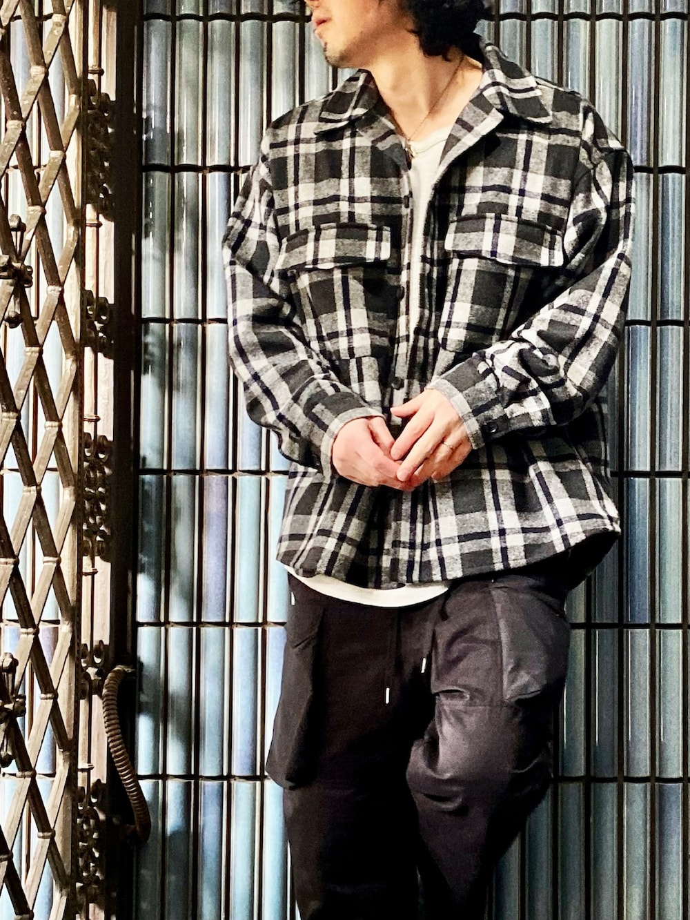 「timely warning、NULLTOKYO、チェック、チェックシャツ、柄シャツ、私の推しブランド、カーゴパンツ、カーゴパンツコーデ、モノマート、MONO-MART、エアフォースワン、AIR FORCE 1、モノトーンコーデ、CPOジャケット、CPOシャツ」｜「TIMELY WARNINGのTimely Warning / 《 WEB限定 》 メルトンライク ドロップショルダー CPO ジャケット セットアップ  / ビッグシルエット / ウールライク ウール混 / カットジャケット パンツ（セットアップ、グレー系）」を使った、KEITA(ΦωΦ)さん（メンズ・182cm）の冬コーディネートの2枚目の写真