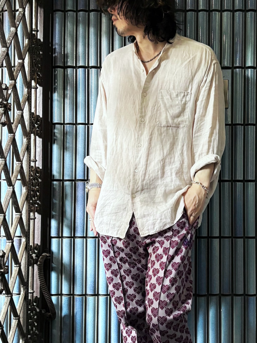 「夏ルックで気分アップ、サングラス、柄パンツ、ユニクロ、ユニクロコーデ、ニードルス、ニードルズ、ニードルストラックパンツ、NEEDLES、needles トラックパンツ、トラックパンツ、リネンシャツ、スタンドカラーシャツ、バンドカラーシャツ、Nepenthes」｜「BIRKENSTOCKのZurich Suede Soft Footbed 【レギュラー幅】 ユニセックス（サンダル、ベージュ系）」を使った、KEITA(ΦωΦ)さん（メンズ・182cm）の夏コーディネートの2枚目の写真