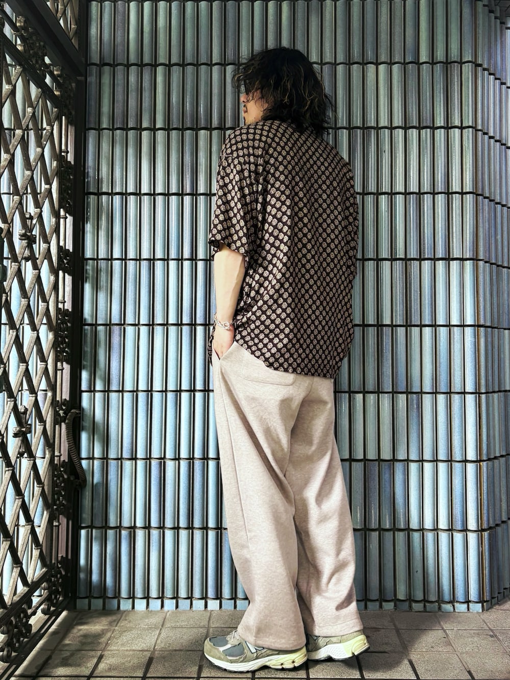 ホワイト系のタンクトップ、ブラウン系のシャツ/ブラウス、ベージュ系のスウェットパンツを着用したメンズの春コーディネートの4枚目の写真