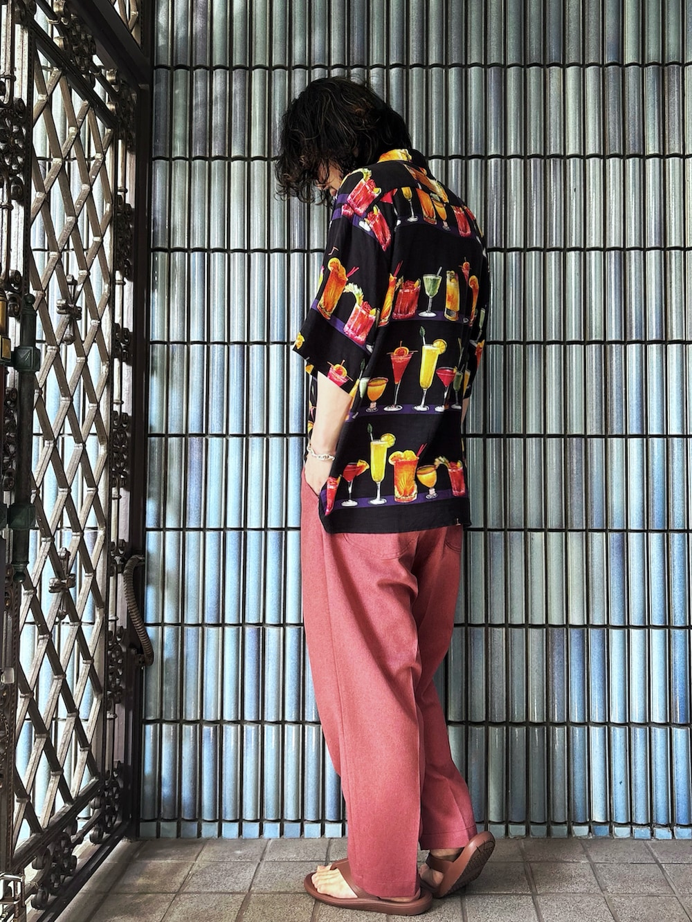 ブラウン系のサンダル、レッド系のデニムパンツ、その他のシャツ/ブラウスを着用したメンズの秋コーディネートの4枚目の写真