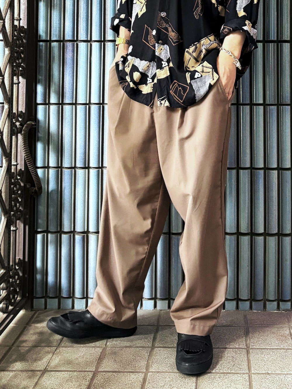 ベージュ系のその他パンツ、ブラック系のシャツ/ブラウス、ブラック系のローファーを着用したメンズの夏コーディネートの3枚目の写真