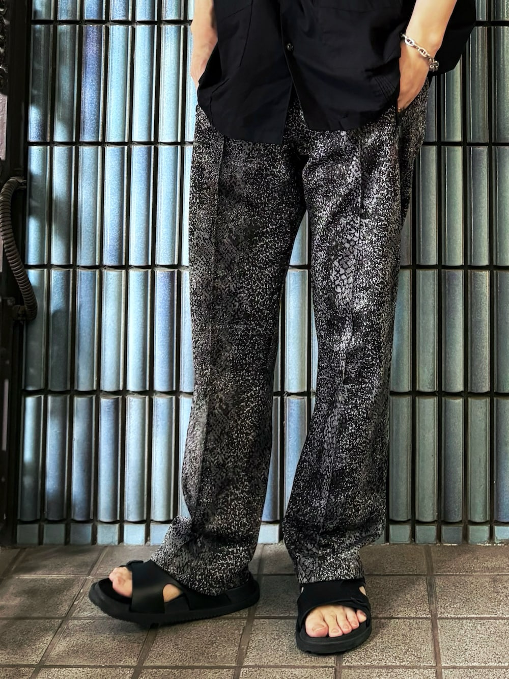 ブラック系のサンダル、ブラック系のシャツ/ブラウス、グレー系のその他パンツを着用したメンズの夏コーディネートの3枚目の写真