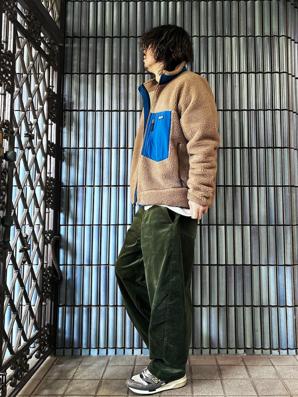 ベージュ系のスウェット、グレー系のスニーカー、ゴールド系のブルゾンを着用したメンズの冬コーディネートの4枚目の写真