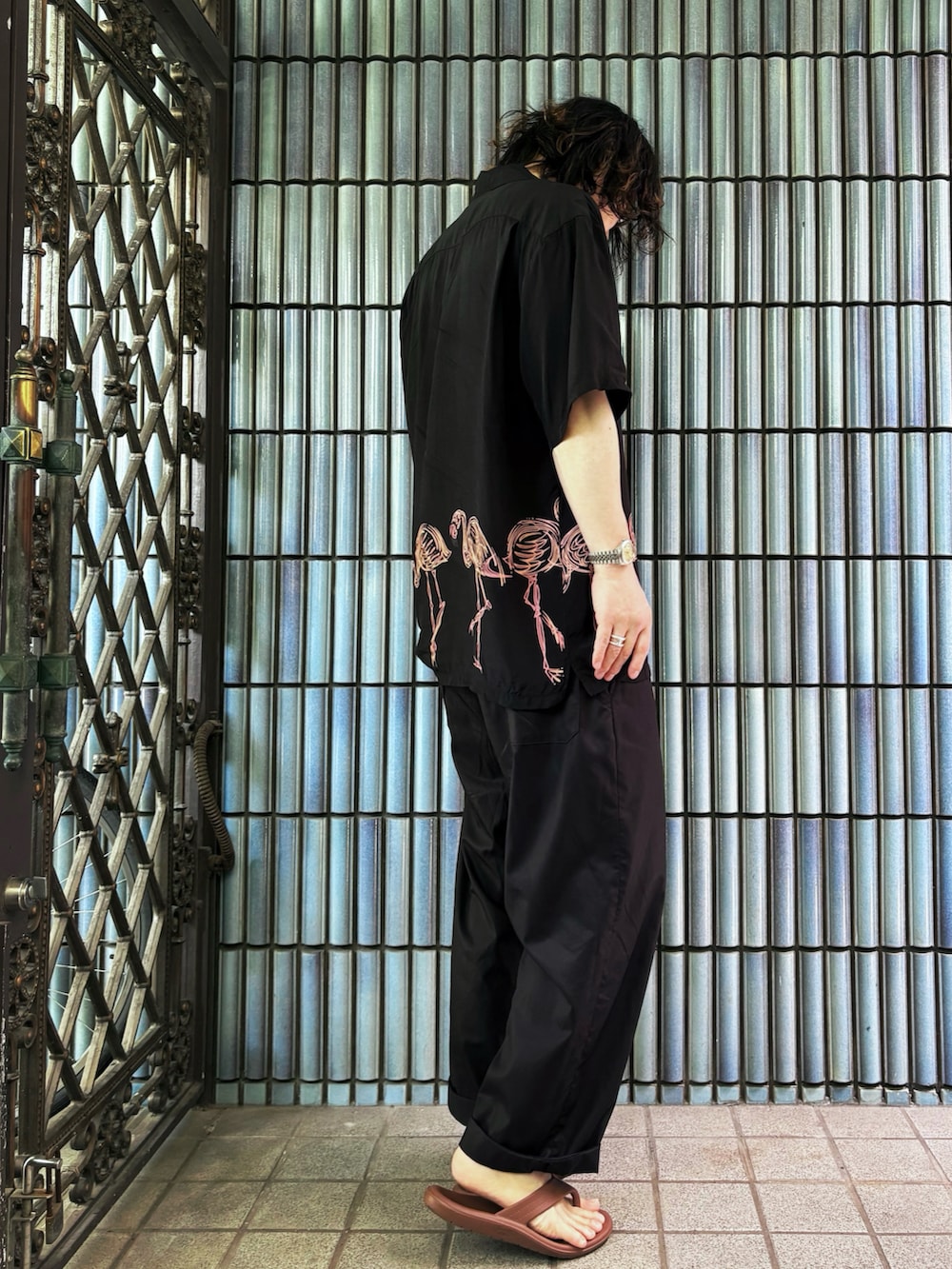 ブラック系のその他パンツ、ブラウン系のサンダル、ブラック系のシャツ/ブラウスを着用したメンズの夏コーディネートの4枚目の写真