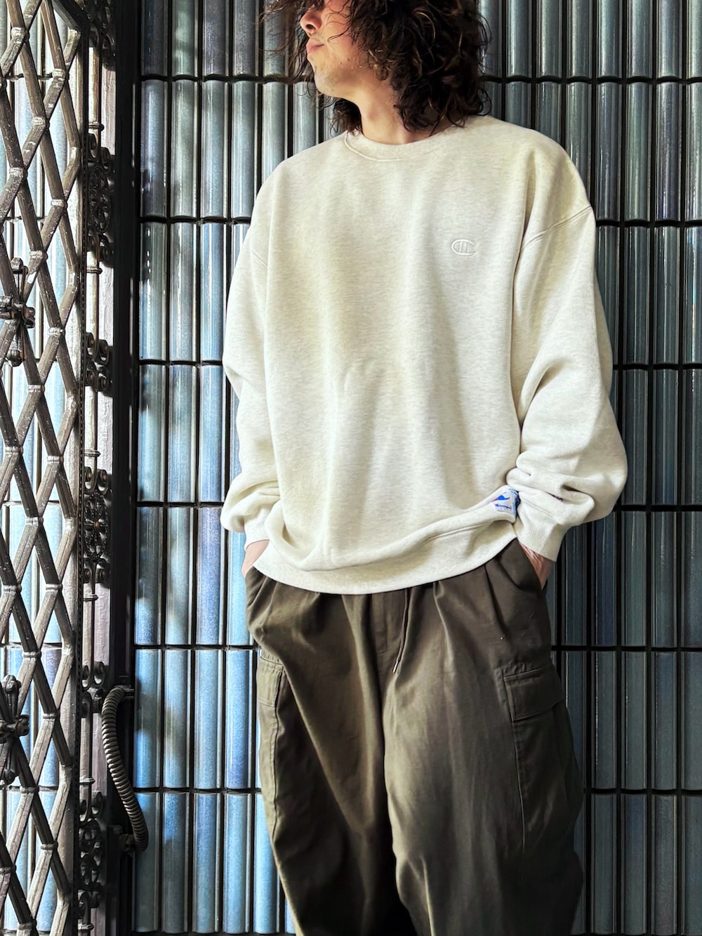 「真冬のあったかスタイル、オートミール、チャンピオン、チャンピオンスウェット、ノームコア、ノームコアスタイル、シンプルコーデ、カーゴパンツ、カーゴパンツコーデ、Champion、スウェットコーデ、無地スウェット、大人コーデ、スポーツミックス、白ニット」｜「Championの【Champion/チャンピオン】メンズ アクションスタイル クルーネックスウェットシャツ（スウェット、ベージュ系）」を使った、KEITA(ΦωΦ)さん（メンズ・182cm）の冬コーディネートの2枚目の写真