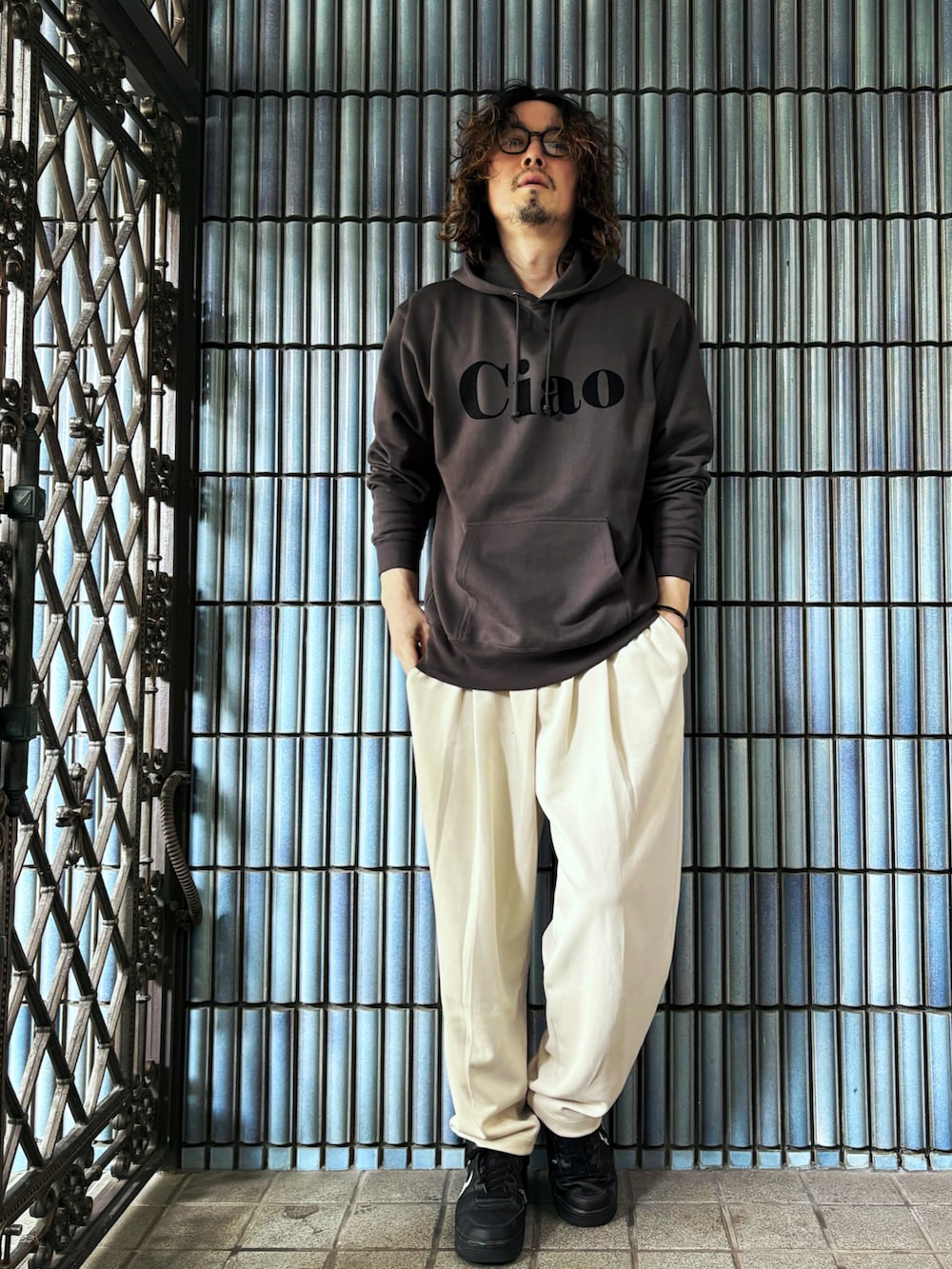 「今日のコーデ、account、Account PARIS、フーディー、パーカー、パーカーコーデ、パーカー グレー、スウェット、スウェットパンツ、スウェットコーデ、ユニクロユー、ユニクロU、UNIQLO U、白パンツ、ホワイトパンツ」｜「Accountのアイテム（パーカー、グレー系）」を使った、KEITA(ΦωΦ)さん（メンズ・182cm）の冬コーディネートの4枚目の写真