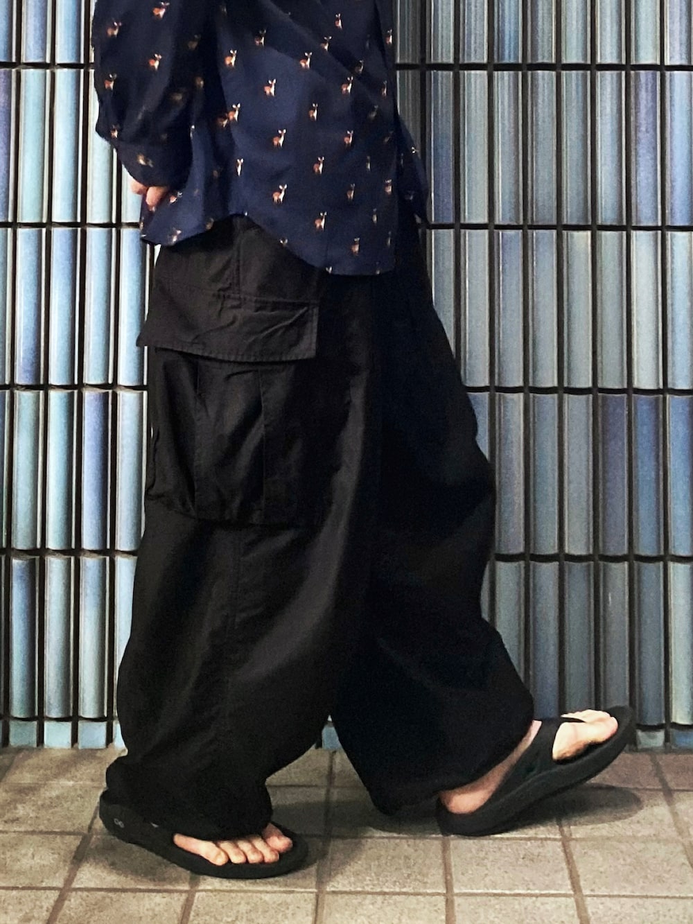「KEITA MARUYAMA、ケイタマルヤマ、ニードルズ、ニードルス、NEEDLES、カーゴパンツ、カーゴパンツコーデ、ヒザデルパンツ、oofos、ガラシャツ、柄シャツ、パジャマ、パジャマシャツ、バンビ、バンビ柄」｜「KEITA MARUYAMAの【KEITA MARUYAMA】アソート柄シャツ（シャツ/ブラウス、ブルー系）」を使った、KEITA(ΦωΦ)さん（メンズ・182cm）の夏コーディネートの3枚目の写真