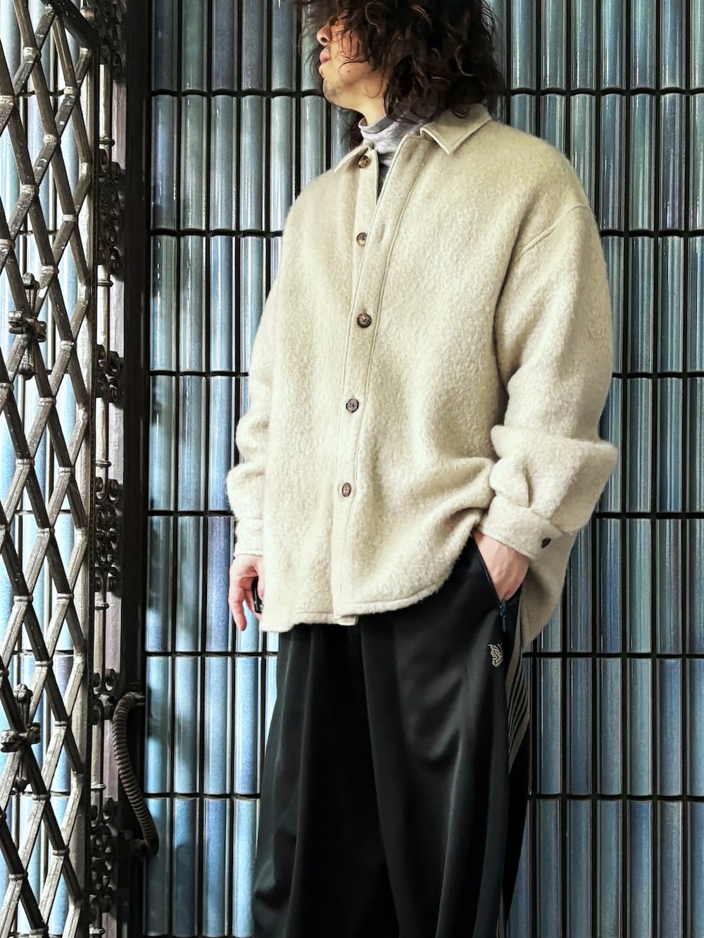 「今日のコーデ、トラックパンツ、メガネ男子、春色、NEEDLES、needles トラックパンツ、Needles ニードルズ、ニードルス、ニードルストラックパンツ、ニードルズ、juha、ニットコーデ、タートルネック、タートルネックニット」｜「juhaのMOHAIR SHEEP JACKET（シャツ/ブラウス、ホワイト系）」を使った、KEITA(ΦωΦ)さん（メンズ・182cm）の冬コーディネートの2枚目の写真
