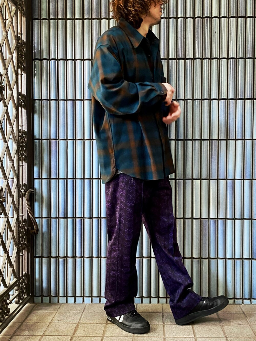 「ユニクロユー、UNIQLO U、ユニクロU、チェックシャツ、ニードルス、ニードルズ、NEEDLES、needles トラックパンツ、Needles ニードルズ、トラックパンツ、ジャカード、柄×柄、柄シャツ、オーバーサイズシャツ、MONO-MART」｜「UNIQLOのヘビーフランネルオーバーサイズシャツ(長袖)（シャツ/ブラウス、ブルー系）」を使った、KEITA(ΦωΦ)さん（メンズ・182cm）の春コーディネートの4枚目の写真
