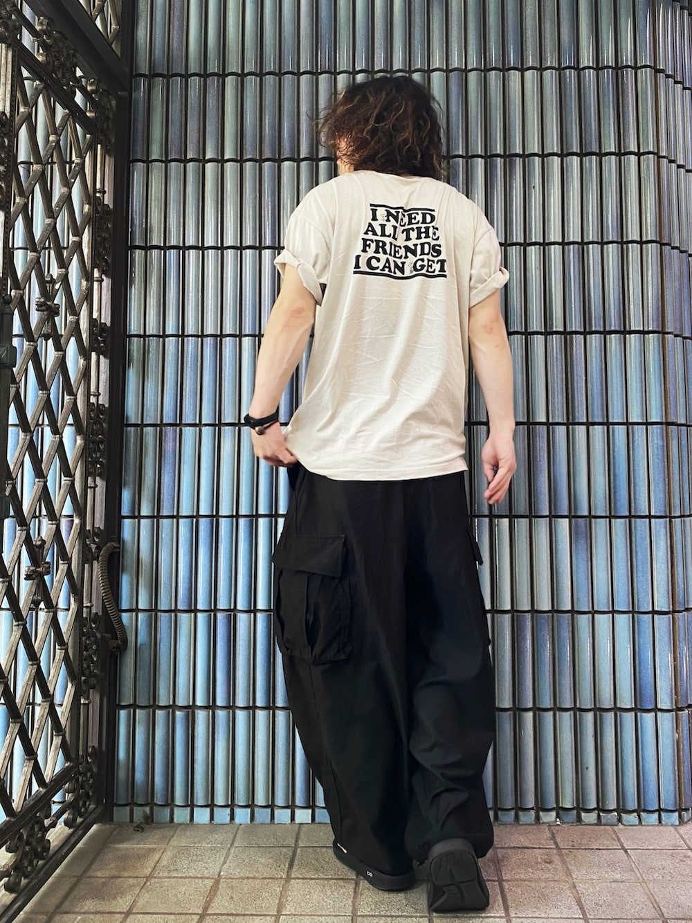 「お出かけコーデ、古着MIX、秋服準備はじめました、PEANUTS、ピーナッツ、スヌーピー、スヌーピーT、フリークスストア、フリークスストア(FREAK'S STORE)、FREAK’Ｓ STORE、カーゴパンツ、カーゴパンツコーデ、ヒザデルパンツ、oofos、OOFOS」｜「Vintage PEANUTSのPEANUTS TEE　＊☆（Tシャツ/カットソー、ホワイト系）」を使った、KEITA(ΦωΦ)さん（メンズ・182cm）の夏コーディネートの4枚目の写真