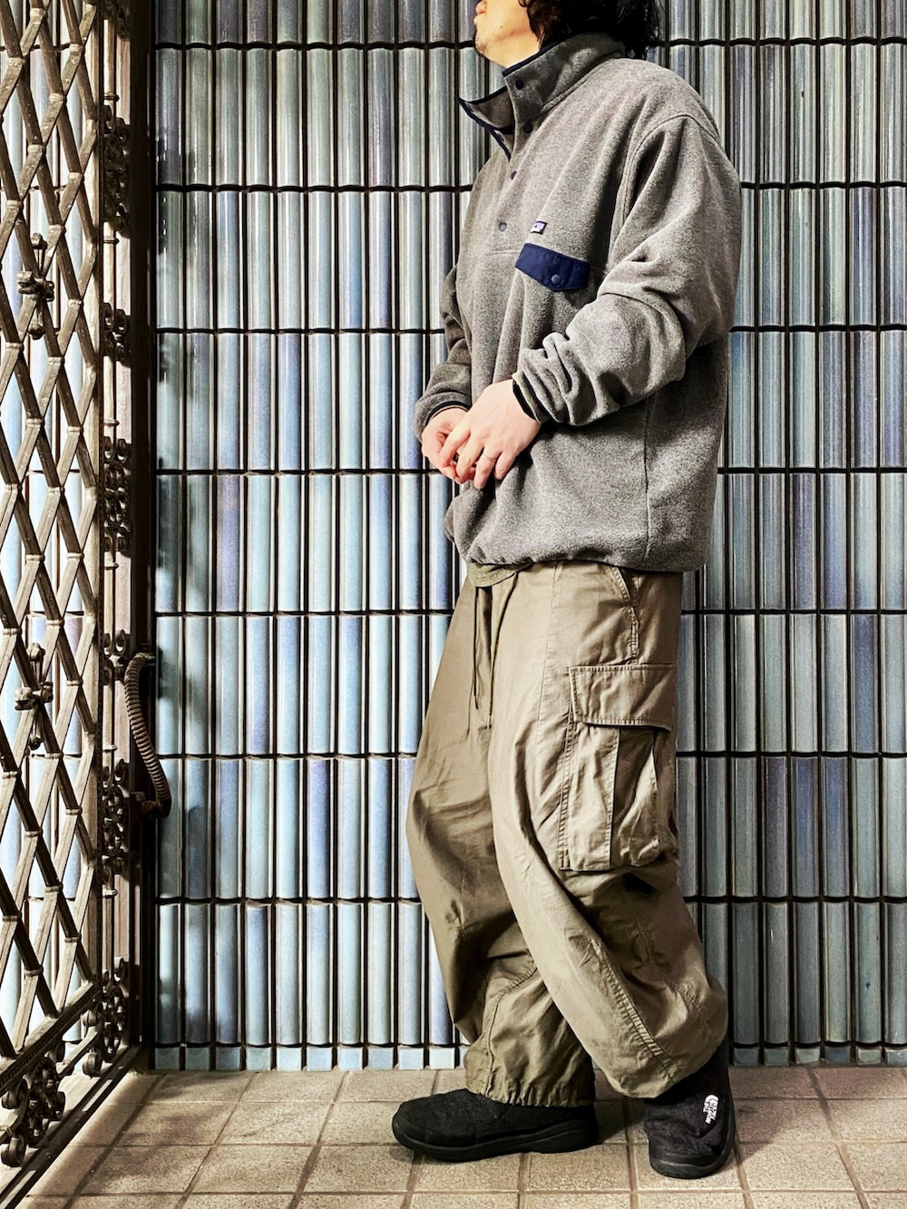 「ほめられ本命コーデ、patagonia、patagoniaのフリース、パタゴニア、パタゴニアのフリース、シンチラ、シンチラスナップT、スナップT、ニードルス、ニードルズ、NEEDLES、カーゴパンツ、カーゴパンツコーデ、ヒザデルパンツ、ヌプシブーティ」｜「patagoniaのメンズ ライトウェイト シンチラ スナップT プルオーバー（ニット/セーター、グレー系）」を使った、KEITA(ΦωΦ)さん（メンズ・182cm）の冬コーディネートの4枚目の写真