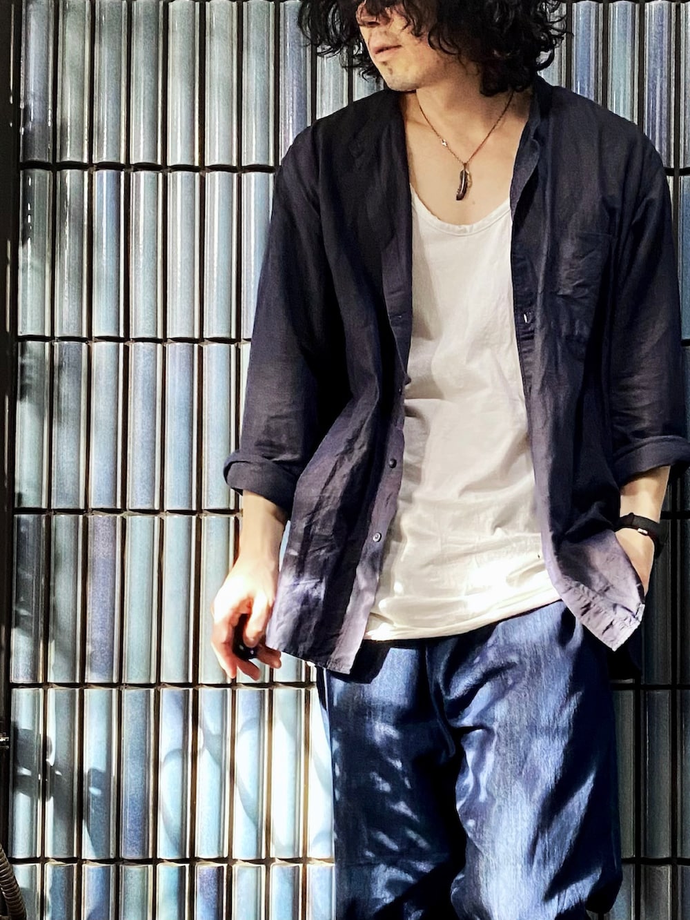 ブルー系のシャツ/ブラウス、ホワイト系のタンクトップ、ブルー系のデニムパンツを着用したメンズの秋コーディネートの2枚目の写真