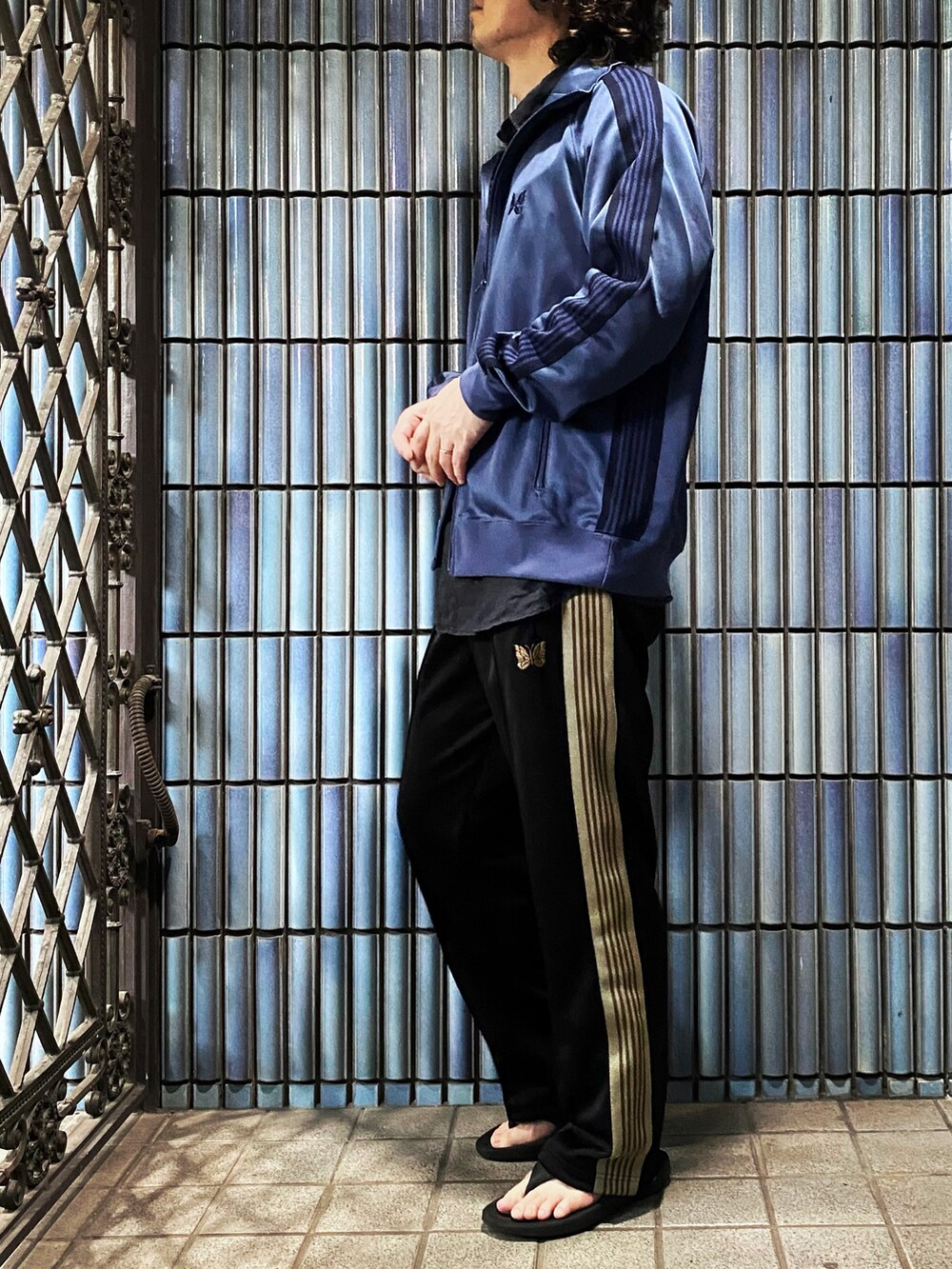 「秋服、トラックジャケット、ニードルズ、ニードルス、トラックパンツ、NEEDLES、needles トラックパンツ、トラックスーツ、ウーフォス、oofos、ジャージ、ジャージーパンツ、ジャージコーデ、スウェットコーデ、スウェットパンツ」|「Needlesのアイテム(その他アウター、ブルー系)」を使った、KEITA(ΦωΦ)さん(メンズ・182cm)の秋コーディネートの4枚目の写真