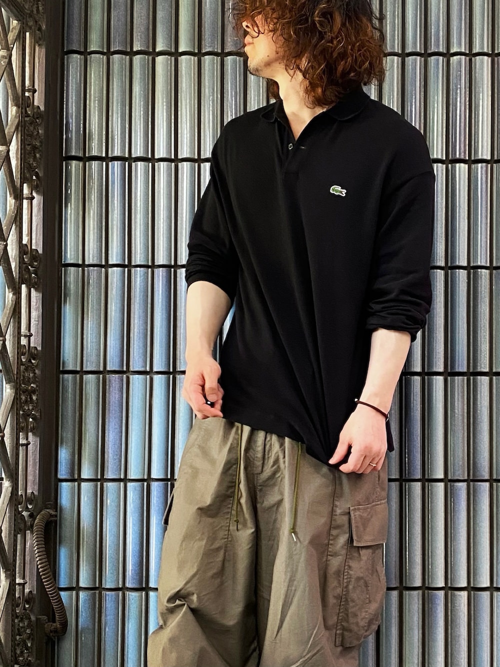 「LACOSTE、ラコステ、ラコステ(LACOSTE)、長袖ポロシャツ、ニードルズ、ニードルス、NEEDLES、Nepenthes、ネペンテス、ヒザデルパンツ、カーゴパンツ、カーゴパンツコーデ、お出かけコーデ日記、ポロシャツ、ポロシャツコーデ」｜「LACOSTEの【別注】 ＜LACOSTE（ラコステ）＞ WIDE LONG SLEEVE POLOSHIRTS/ポロシャツ ◆（ポロシャツ、ブラック系）」を使った、KEITA(ΦωΦ)さん（メンズ・182cm）の春コーディネートの2枚目の写真