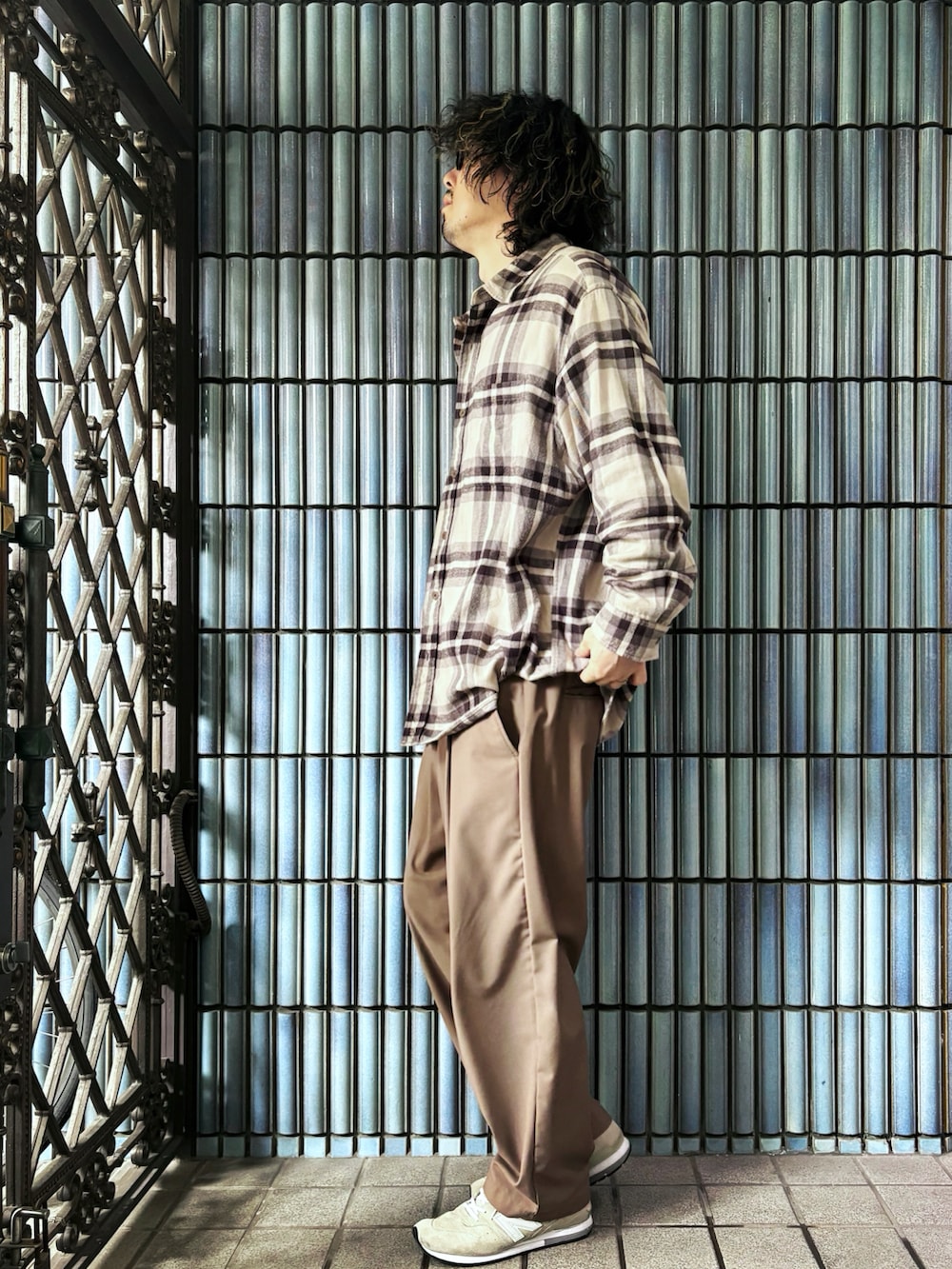 ベージュ系のその他パンツ、グレー系のスニーカー、グレー系のシャツ/ブラウスを着用したメンズの春コーディネートの4枚目の写真