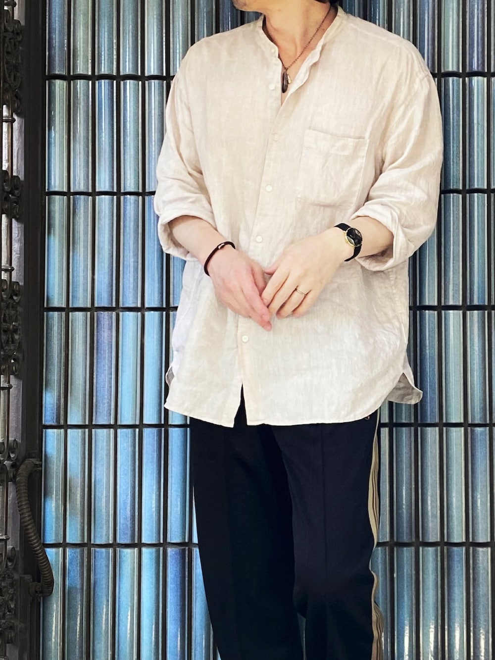 「NEEDLES、needles トラックパンツ、ニードルズ、ニードルス、トラックパンツ、トラックパンツコーデ、ラインパンツ、oofos、ウーフォス、リネンシャツ、白シャツ、ホワイトシャツ、プレミアムリネンシャツ、ジャーナルスタンダード、Nordgreen」｜「UNIQLOのプレミアムリネンスタンドカラーシャツ(長袖)（シャツ/ブラウス、ベージュ系）」を使った、KEITA(ΦωΦ)さん（メンズ・182cm）の夏コーディネートの3枚目の写真