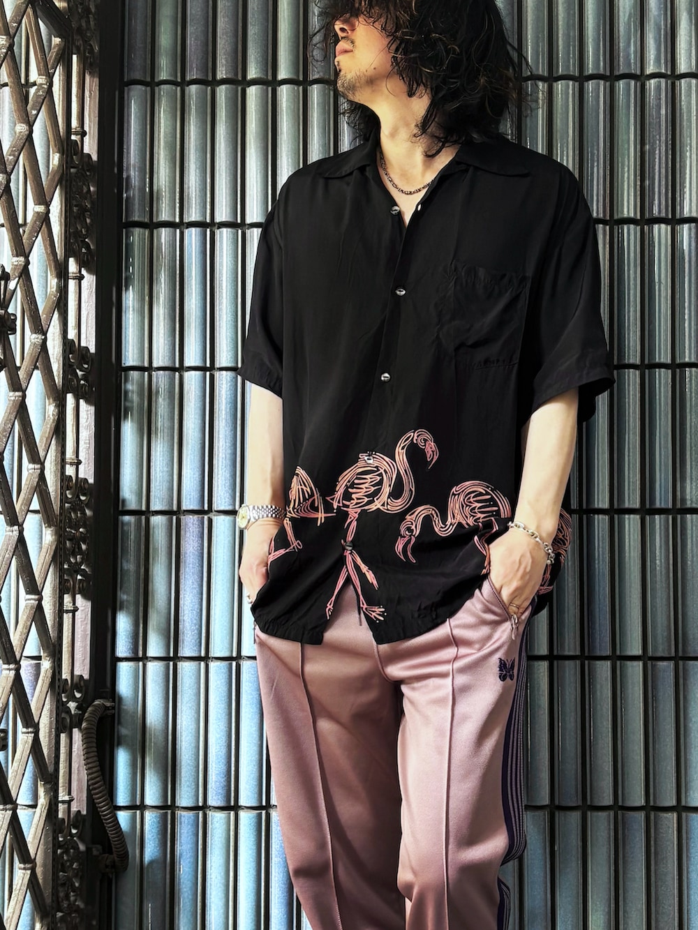 ブラック系のサンダル、ブラック系のシャツ/ブラウス、ベージュ系のその他パンツを着用したメンズの秋コーディネートの2枚目の写真