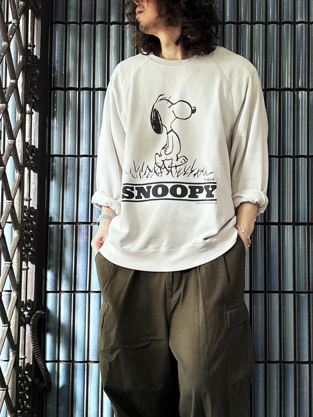 「春めき満開コーデ、春色、スウェット、スウェットコーデ、スウェットトップス、スヌーピー、ＳＮＯＯＰＹ、UT、PEANUTS、ピーナッツ、カーゴパンツ、カーゴパンツコーデ、ヒザデルパンツ、ミリタリーコーデ、ミリタリーパンツ」｜「UNIQLOのアイテム（スウェット、グレー系）」を使った、KEITA(ΦωΦ)さん（メンズ・182cm）の春コーディネートの2枚目の写真