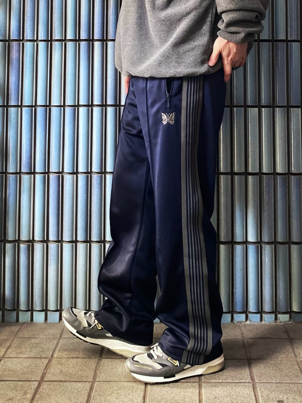 「パタゴニア、patagonia、patagoniaのフリース、シンチラスナップT、ニードルズ、ニードルス、NEEDLES、needles トラックパンツ、トラックパンツ、ラインパンツ、ジャージ、ジャージーパンツ、スウェットパンツ、アウトドアスタイル、アウトドアコーデ」|「patagoniaのメンズ ライトウェイト シンチラ スナップT プルオーバー(ニット/セーター、グレー系)」を使った、KEITA(ΦωΦ)さん(メンズ・182cm)の冬コーディネートの3枚目の写真