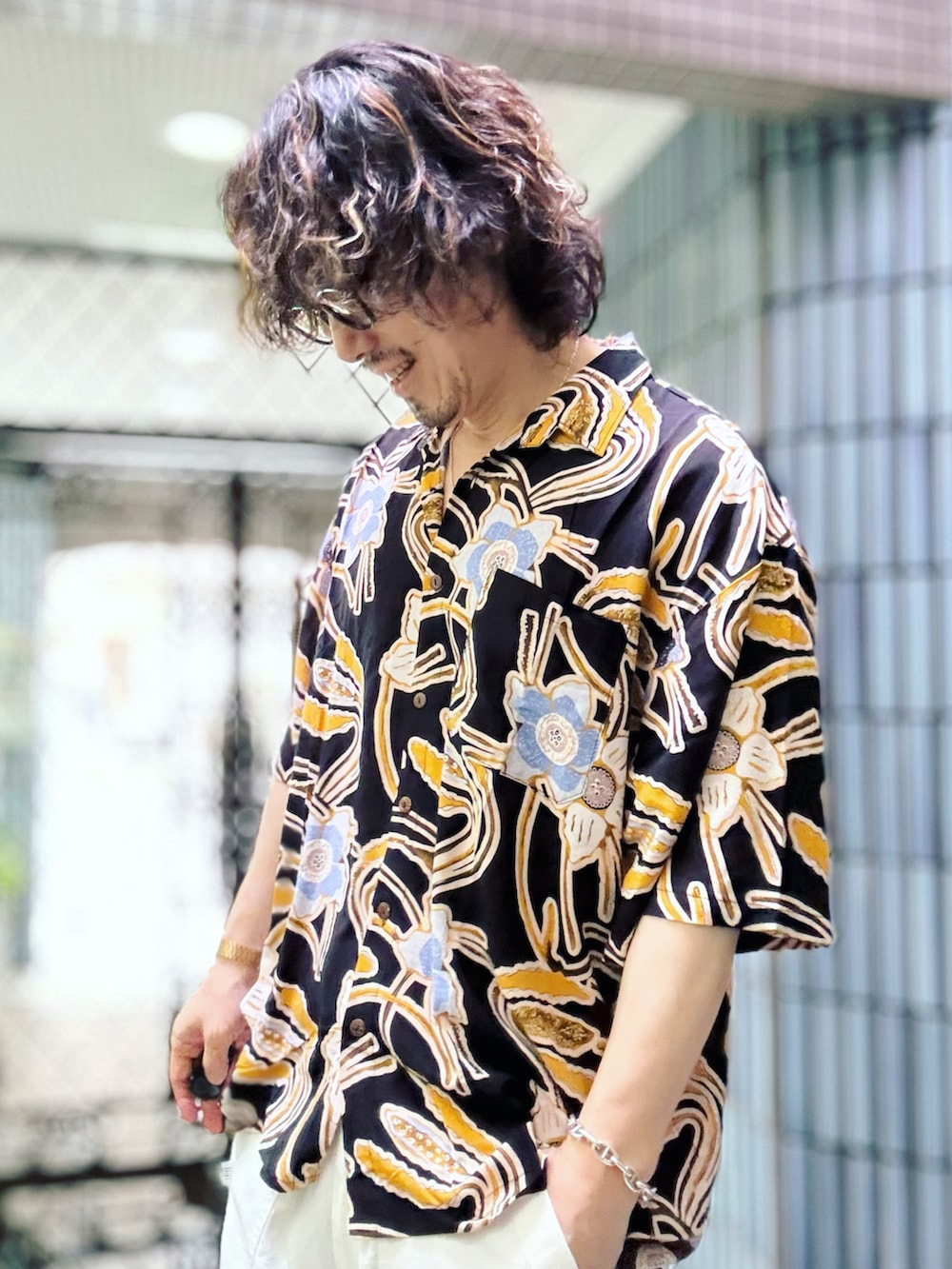 ベージュ系のサンダル、ブラック系のシャツ/ブラウス、ホワイト系のその他パンツを着用したメンズの夏コーディネートの5枚目の写真