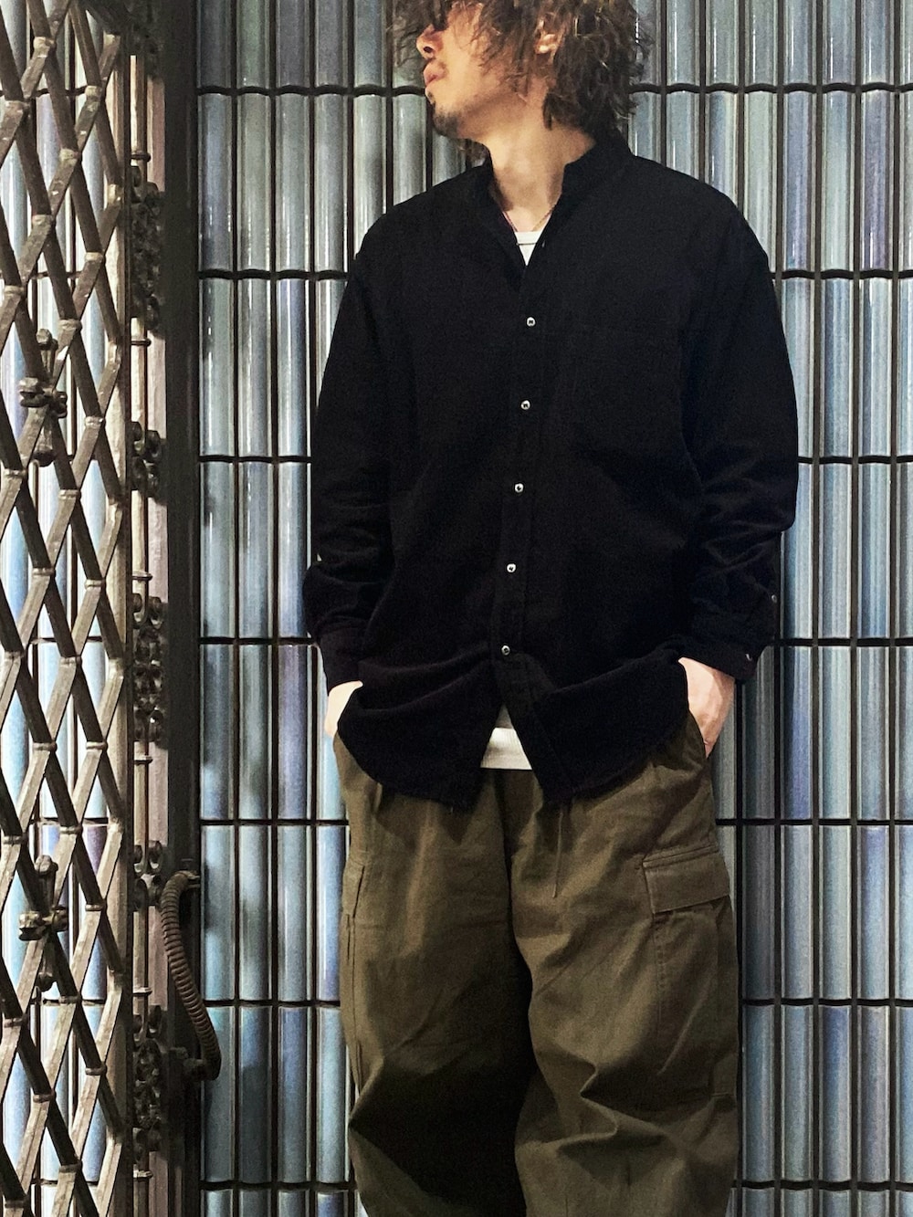 「UNIQLO U、UNIQLOU、ユニクロユー、ユニクロU、春のNewスタイル、コーデュロイシャツ、黒シャツ、カーゴパンツ、カーゴパンツコーデ、ミリタリーコーデ、ヒザデルパンツ、ワイドパンツ、スタンドカラーシャツ、バンドカラーシャツ、シンプルコーデ」|「UNIQLOのコーデュロイワイドフィットスタンドカラーシャツ(シャツ/ブラウス、ブラック系)」を使った、KEITA(ΦωΦ)さん(メンズ・182cm)の春コーディネートの2枚目の写真