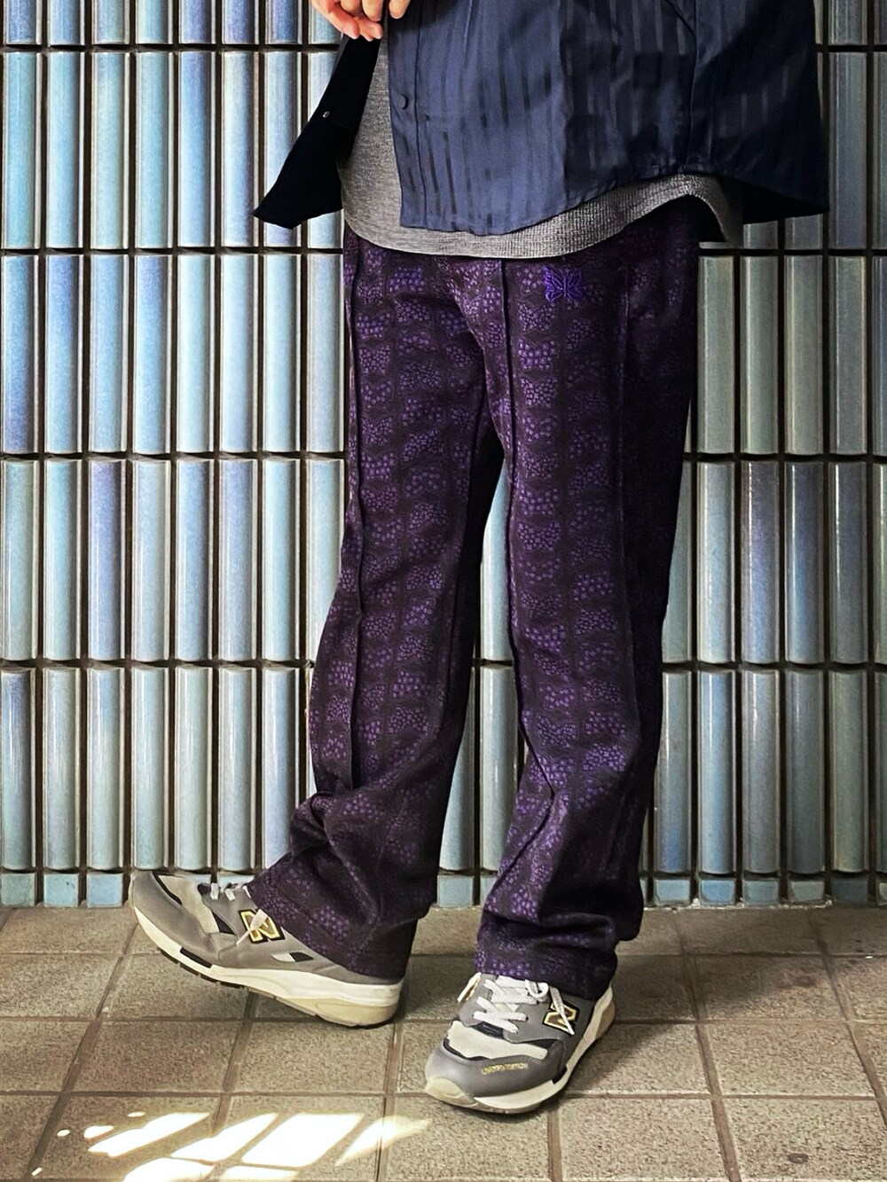 「アディダス、アディダスオリジナルス、adidas、adidas originals、NEEDLES、needles トラックパンツ、trackpants、linepants、トラックパンツ、ラインパンツ、ネイビー、パープル、パープルコーデ、ネイビーコーデ、ストライプシャツ」｜「adidasのアディダス RIFTA シティボーイ 長袖オーバーサイズシャツ / アディダスオリジナルス adidas Originals（シャツ/ブラウス、ブルー系）」を使った、KEITA(ΦωΦ)さん（メンズ・182cm）の春コーディネートの3枚目の写真