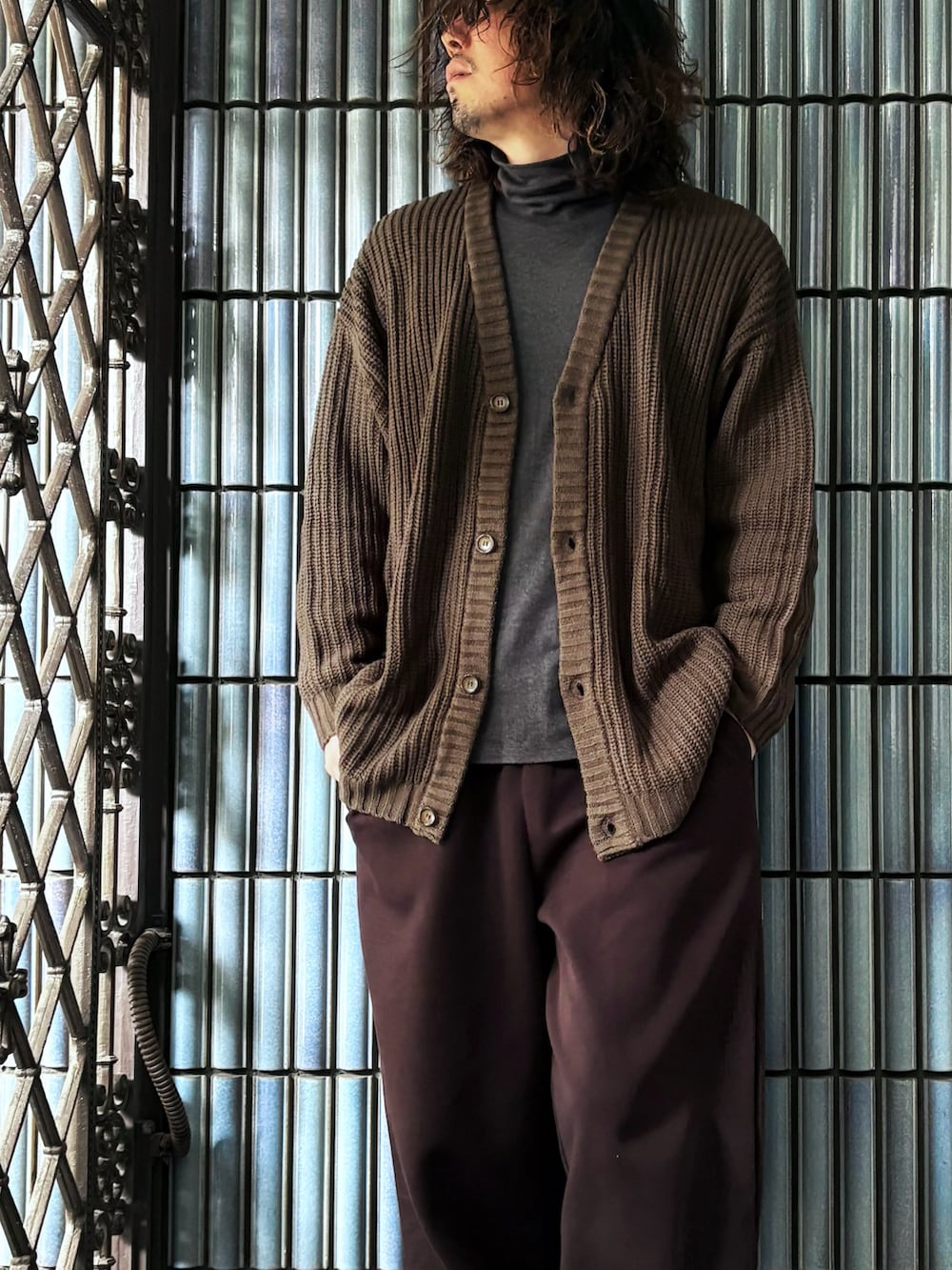 「レイヤードスタイル、チョコ色に染まれ、バレンタイン、バレンタインデートスタイル、バレンタインコーデ、EMMA  CLOTHES、エマクローズ、UNIQLO C、ユニクロシー、ユニクロC、タックワイドパンツ、スウェットパンツ、スウェットコーデ、タートルネック、タートルネックニット」｜「EMMA CLOTHESの5G畦編みボリュームニット ルーズカーディガン EMMA CLOTHES（カーディガン/ボレロ、ブラウン系）」を使った、KEITA(ΦωΦ)さん（メンズ・182cm）の冬コーディネートの2枚目の写真
