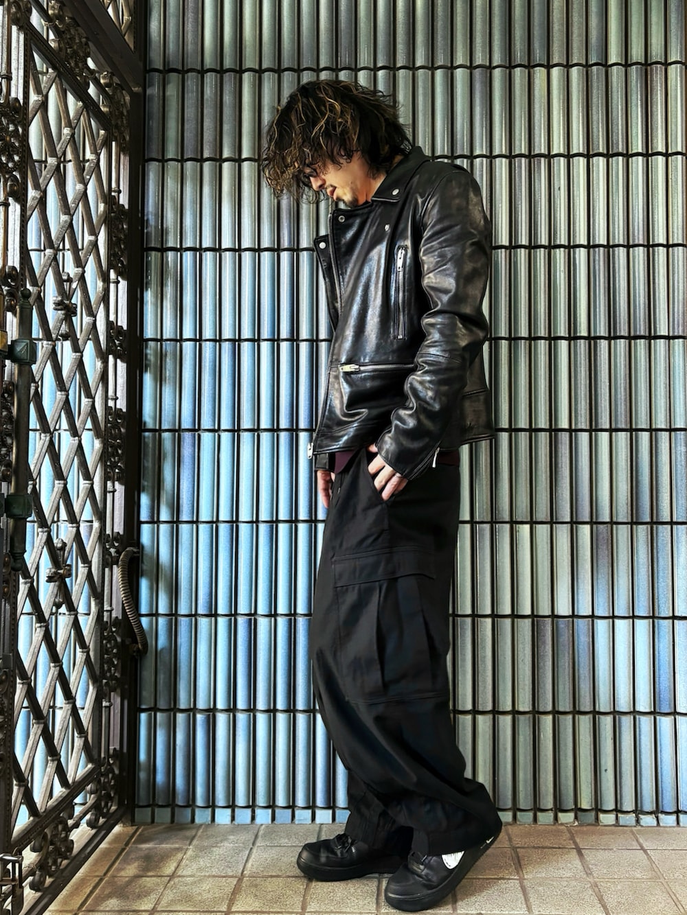 ブラック系のカーゴパンツ、ブラック系のスニーカー、パープル系のニット/セーターを着用したメンズの冬コーディネートの4枚目の写真