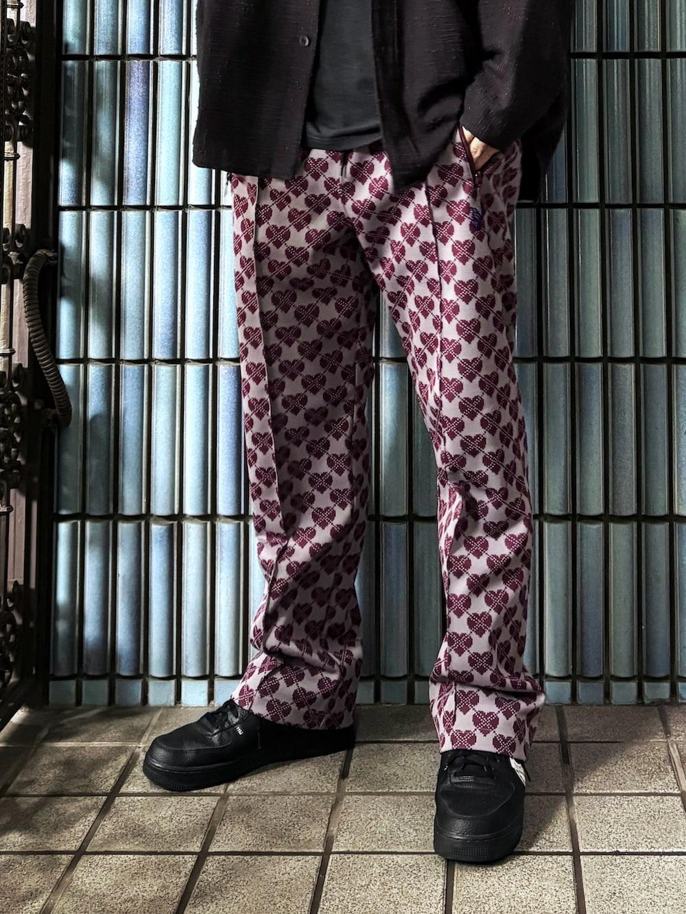 ブラック系のスニーカー、ブラック系のシャツ/ブラウス、その他のTシャツ/カットソーを着用したメンズの秋コーディネートの3枚目の写真